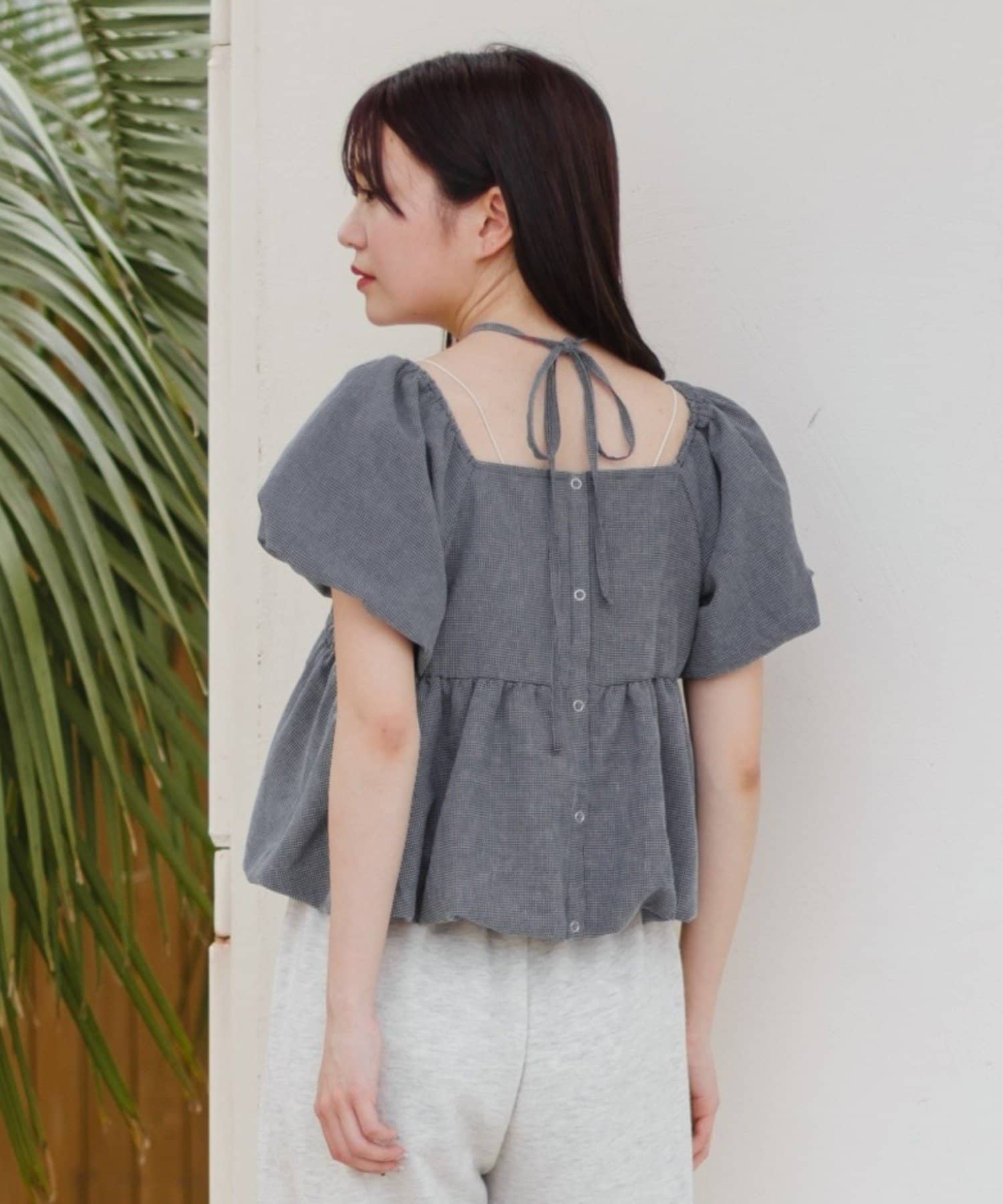 着回しが楽しめるこの夏の主役トップス■デザインボリュームのあるパフスリーブが華奢見えに。ウエストからふんわり広がるペプラムシルエットでスタイルアップも叶う一枚。前後2WAY仕様なので羽織としても使えた