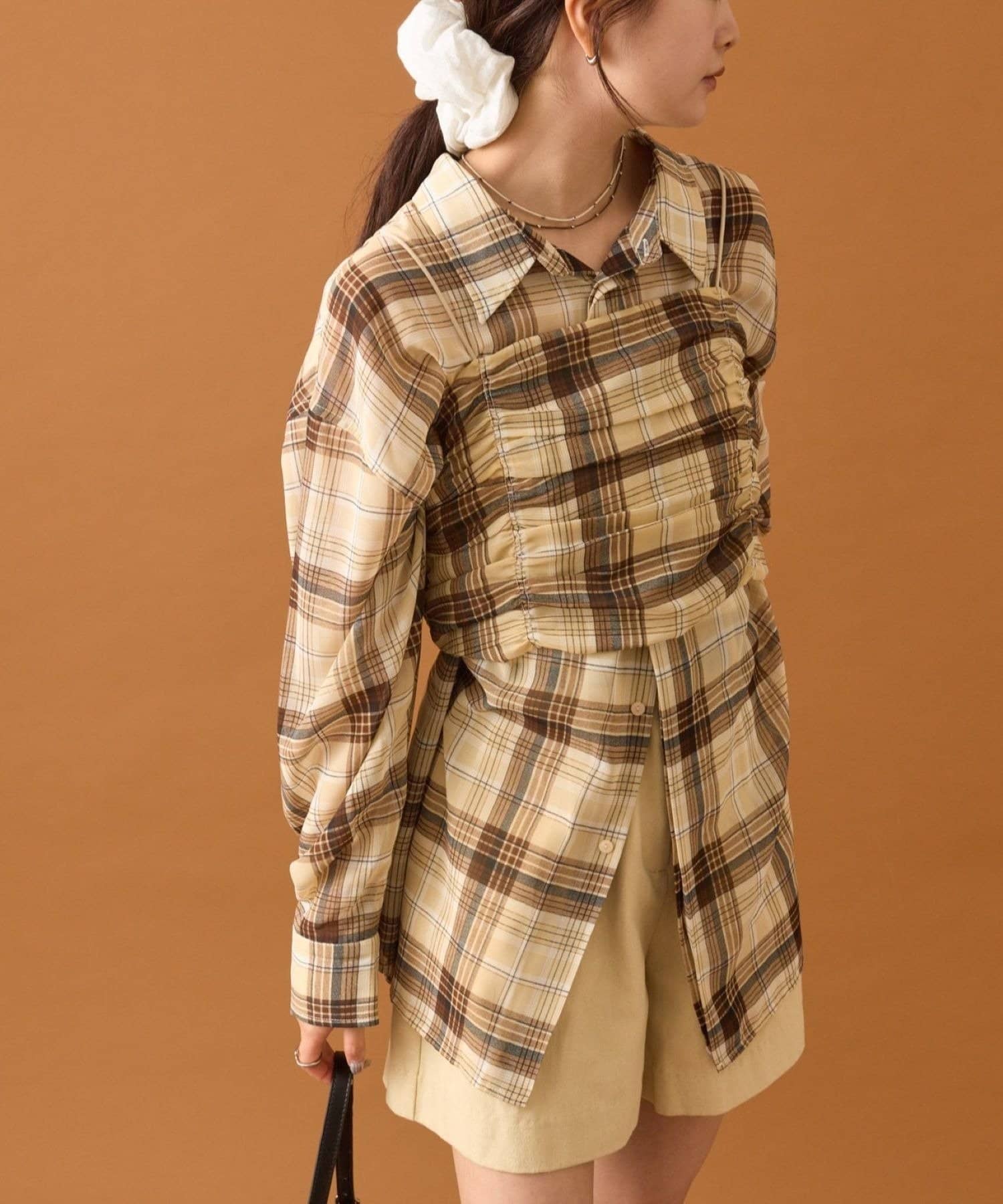 チェック柄が女性らしい可愛さ♡チェックビスチェSETビッグシャツが登場！●デザイン・可愛らしいチェックシャツにビスチェがセットになったプレイフルなアイテム。・ビッグシャツなので、ヒップ周りや腰回りが気