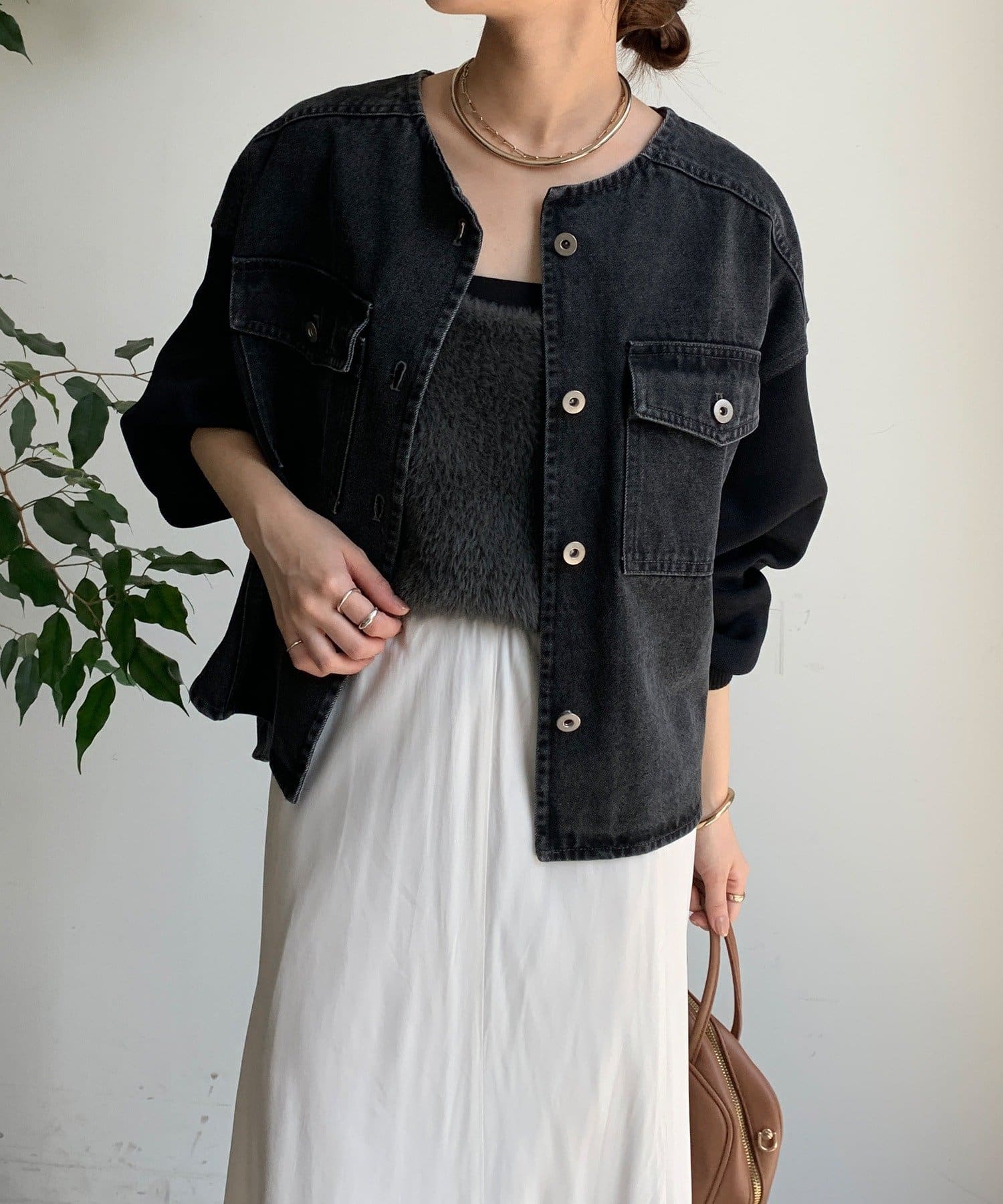 ■2025 AUTUMN ＆ WINTER ITEM■WEB限定!都会的な洗練と、遊び心あるディテール「異素材MIXデニムジャケット」一見ベーシックなデニムジャケットに見えながらも、袖と襟に異素材を組