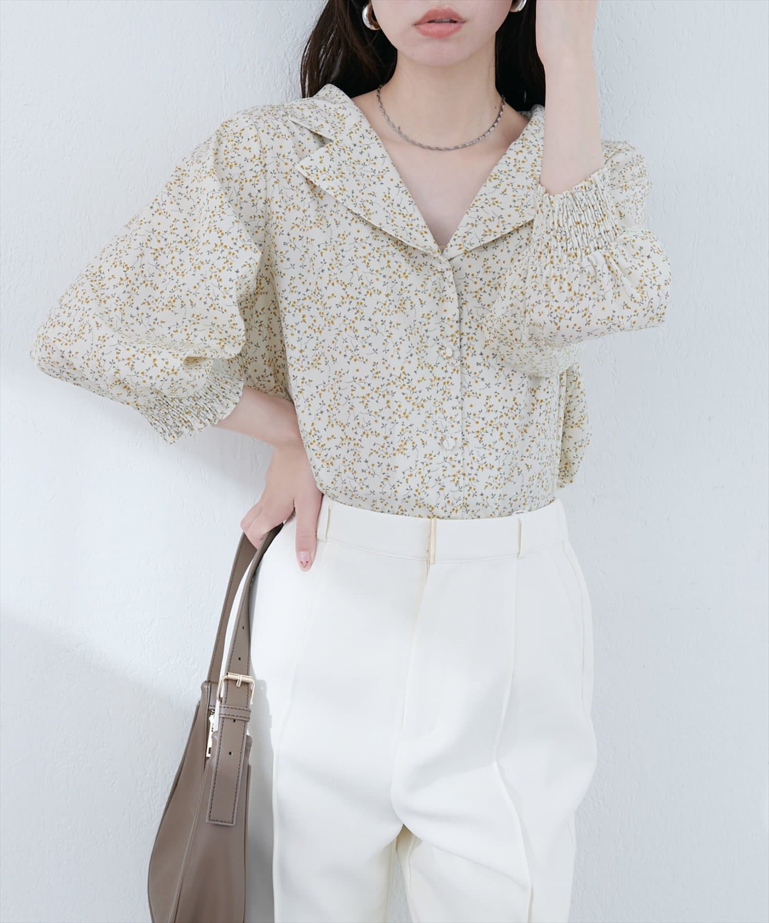 natural couture(ナチュラルクチュール) 【WEB限定】オープンカラー袖口シャーリングブラウス