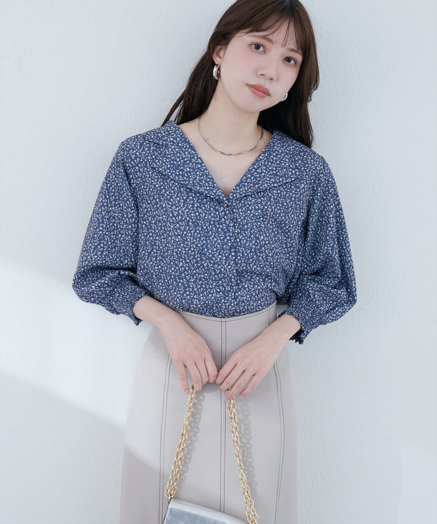natural couture(ナチュラルクチュール) 【WEB限定】オープンカラー袖口シャーリングブラウス