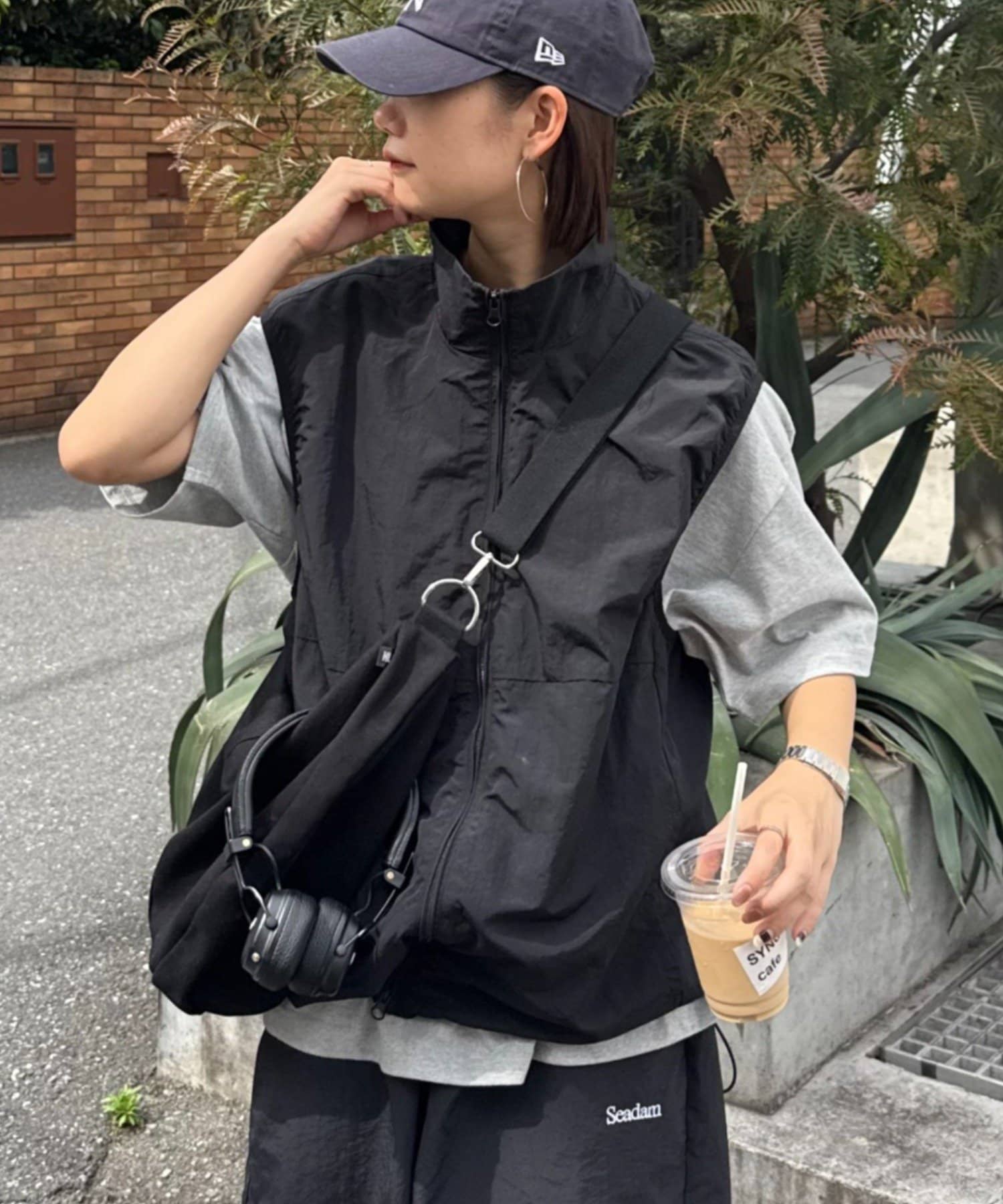 大人気なナイロンベストが再販！羽織るだけでトレンド感のあるナイロンベスト！■デザインスタンドネックシルエットが魅力的なベスト。インナー次第でロングシーズンで着用できます。両サイドにポケットが付いている