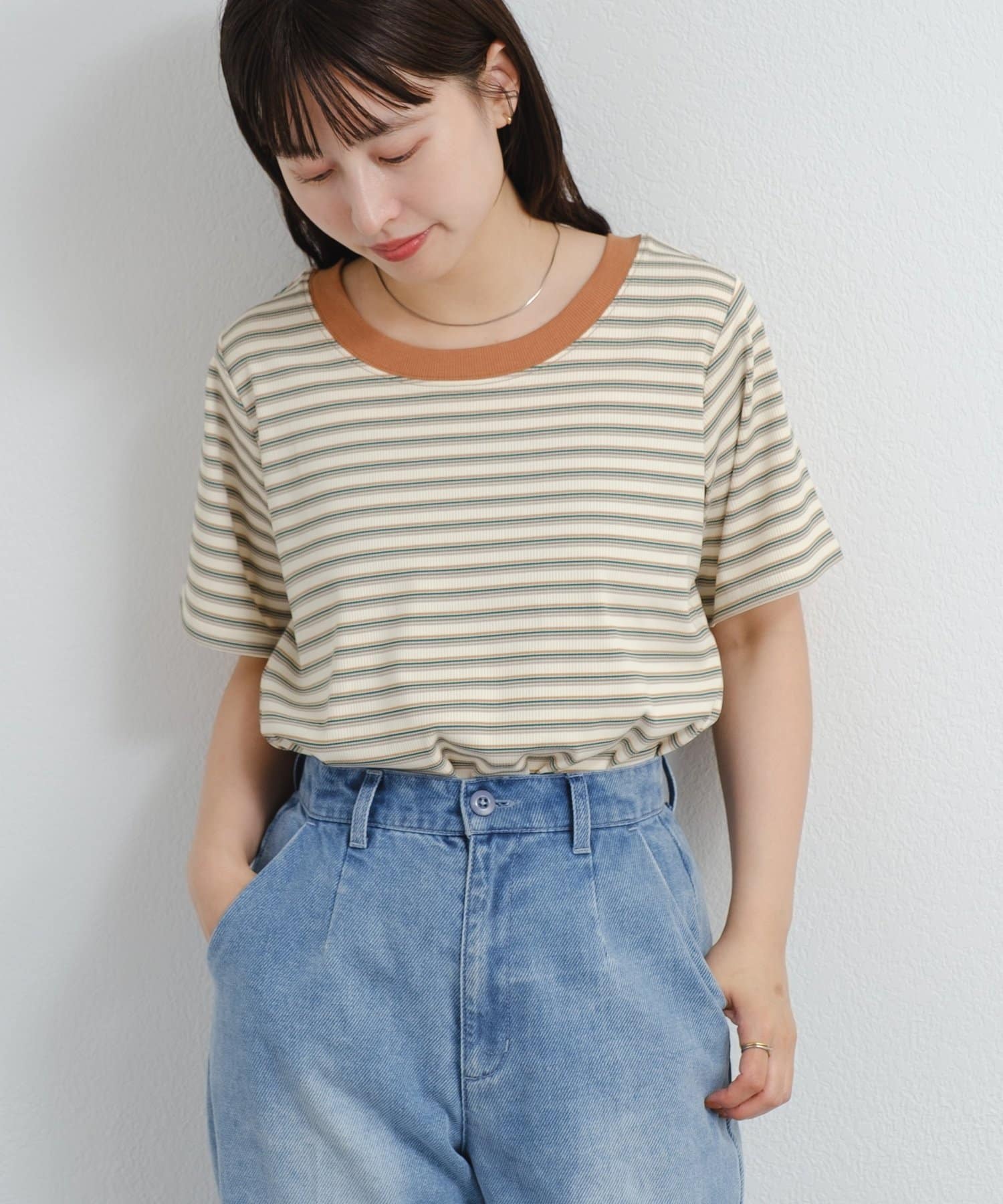 万能に使えるボーダーTシャツ■デザインカジュアルの定番・ボーダーTシャツ。ネック部分にあしらわれた配色リブが、全体の印象を引き締めつつ、顔まわりに程よいメリハリを演出。程よくゆとりのあるシルエットで、