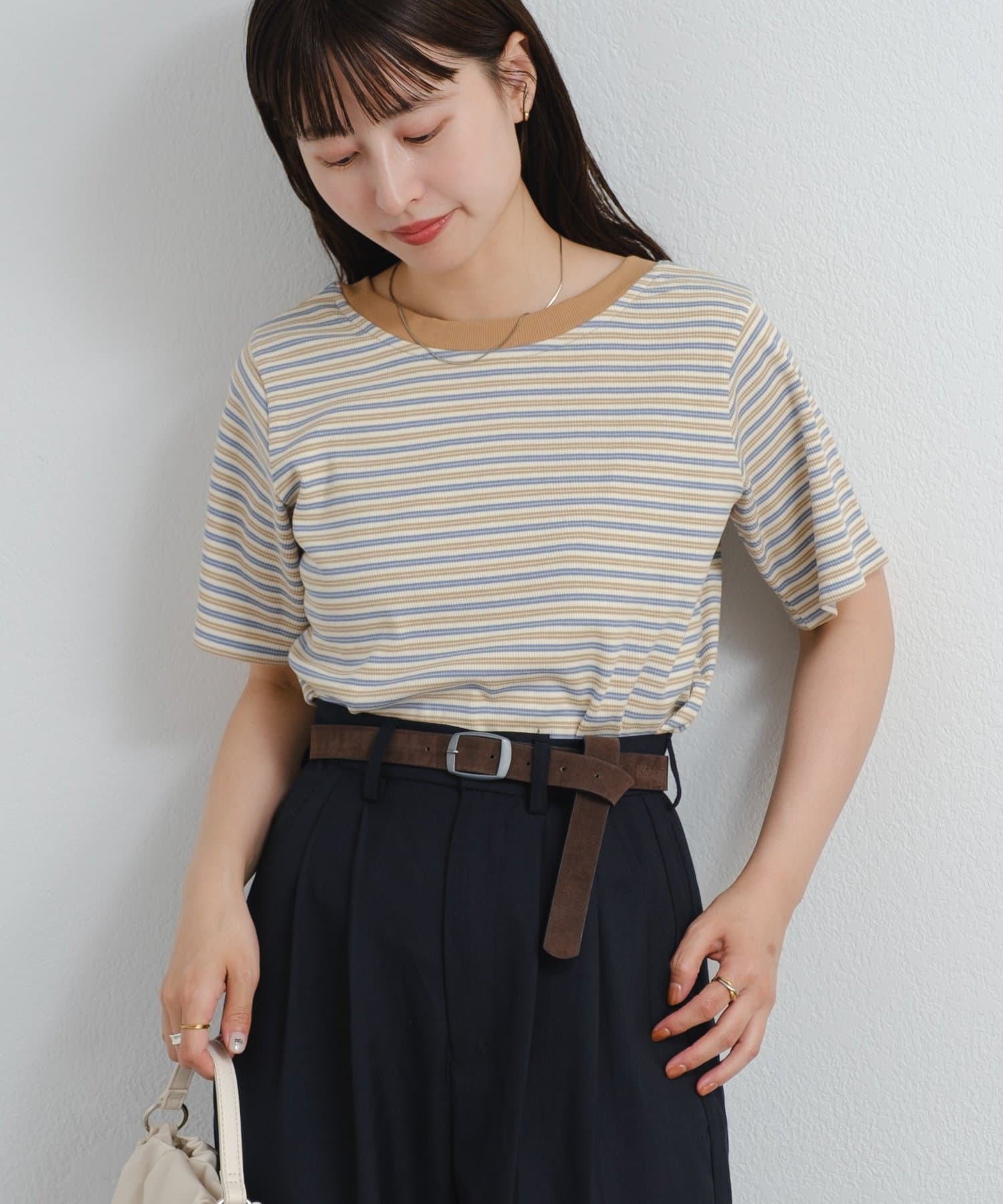 万能に使えるボーダーTシャツ■デザインカジュアルの定番・ボーダーTシャツ。ネック部分にあしらわれた配色リブが、全体の印象を引き締めつつ、顔まわりに程よいメリハリを演出。程よくゆとりのあるシルエットで、