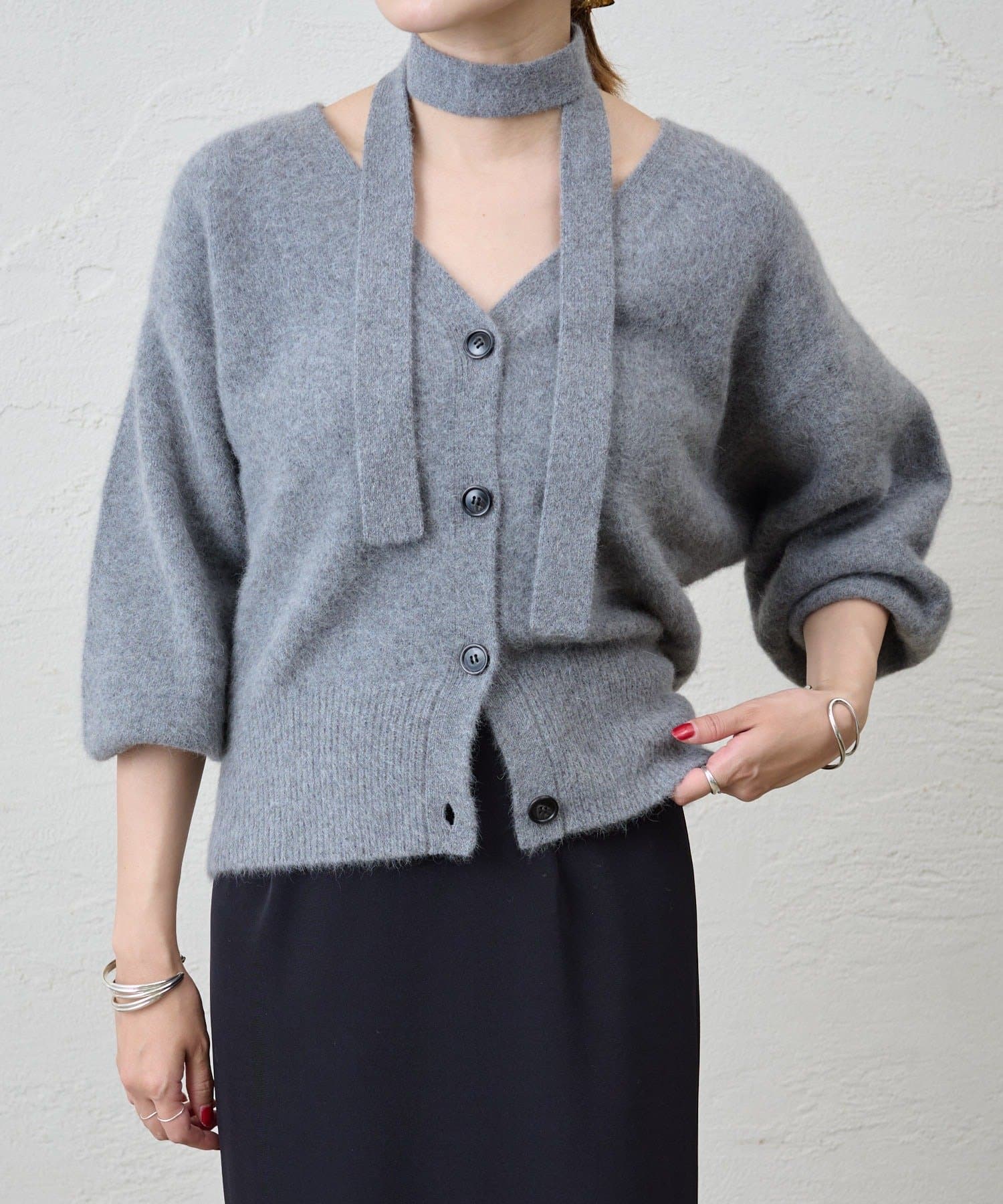 【2025 Autumn & Winter Pre Order】ロングタイがトレンド感を高めるニットカーデ。ベーシックなVネックカーデに、今年はタイを付けました！柔らかい肌触りで、リラックス感