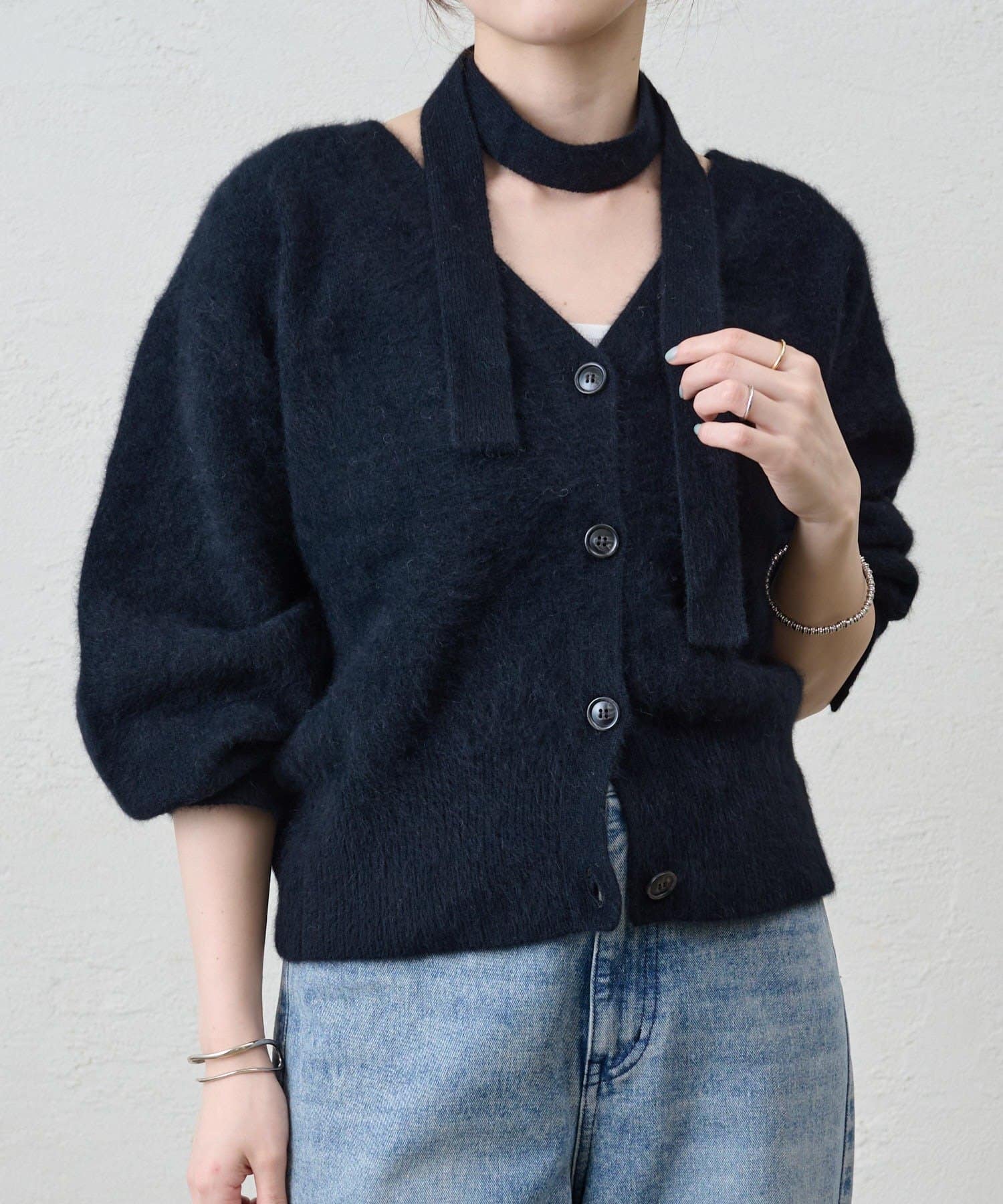 【2025 Autumn & Winter Pre Order】ロングタイがトレンド感を高めるニットカーデ。ベーシックなVネックカーデに、今年はタイを付けました！柔らかい肌触りで、リラックス感