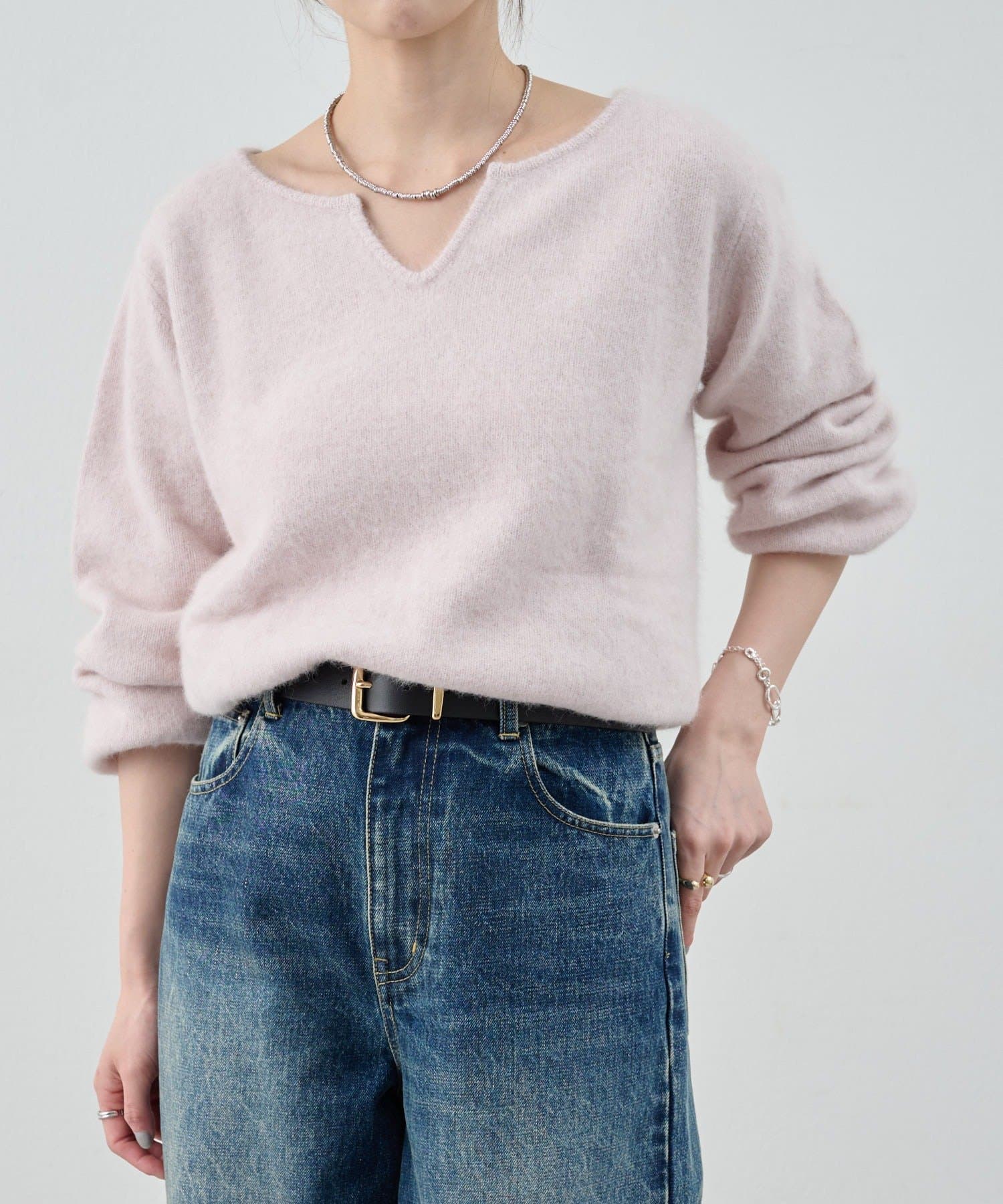 【2025 Autumn & Winter Pre Order】秋冬スタイリングの主役ニット!秋冬に大活躍のニットが今年も登場！柔らかい肌触りのふわふわとした素材感で、真冬まで活躍すること間違