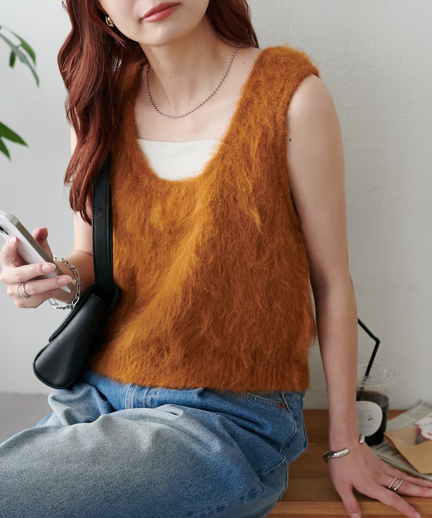 昨年人気のアイテムが新色を追加して再登場！●デザイン起毛感のあるやわらかな風合いが、暖かみのあるシャギーベスト。コンパクトな丈感でバランスが取りやすく、着るだけで今っぽいシルエットに！ほどよくボディラ