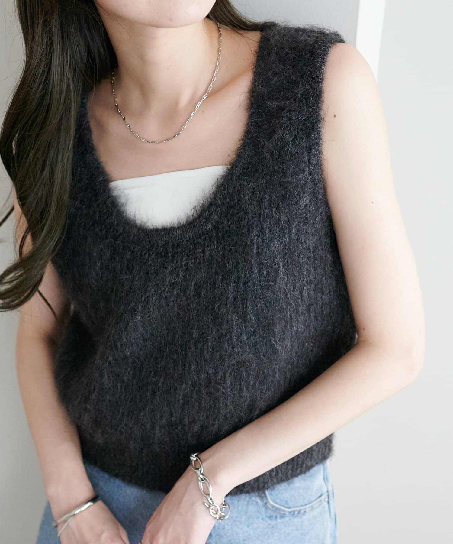 昨年人気のアイテムが新色を追加して再登場！●デザイン起毛感のあるやわらかな風合いが、暖かみのあるシャギーベスト。コンパクトな丈感でバランスが取りやすく、着るだけで今っぽいシルエットに！ほどよくボディラ