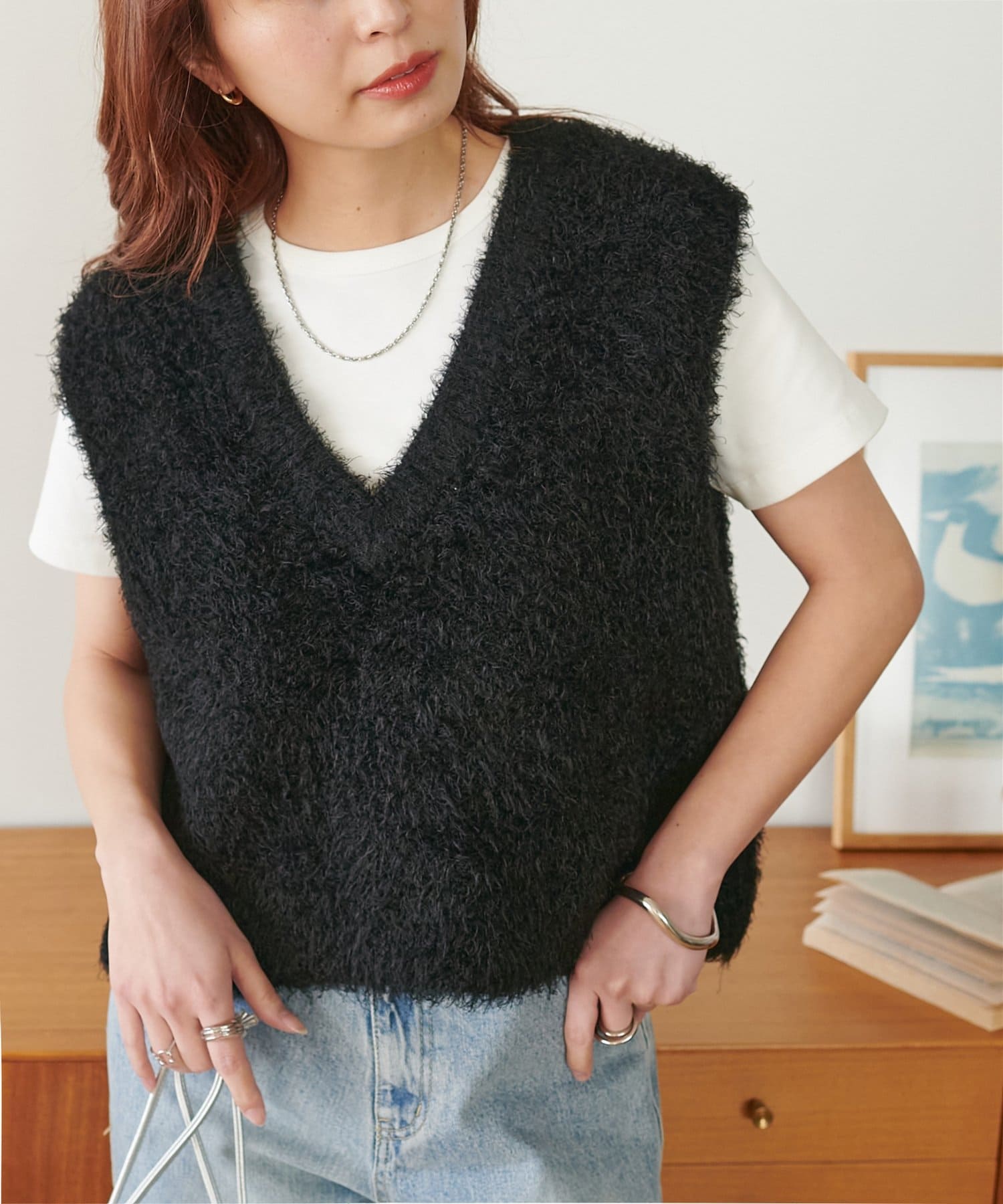 大人気のフェザーヤーンベストがショート丈になって登場！●デザインふわふわとした毛足の長さが特徴のフェザー素材のショートベスト。コンパクトなシルエットでトレンド感のある一枚に仕上がりました。いつものコー
