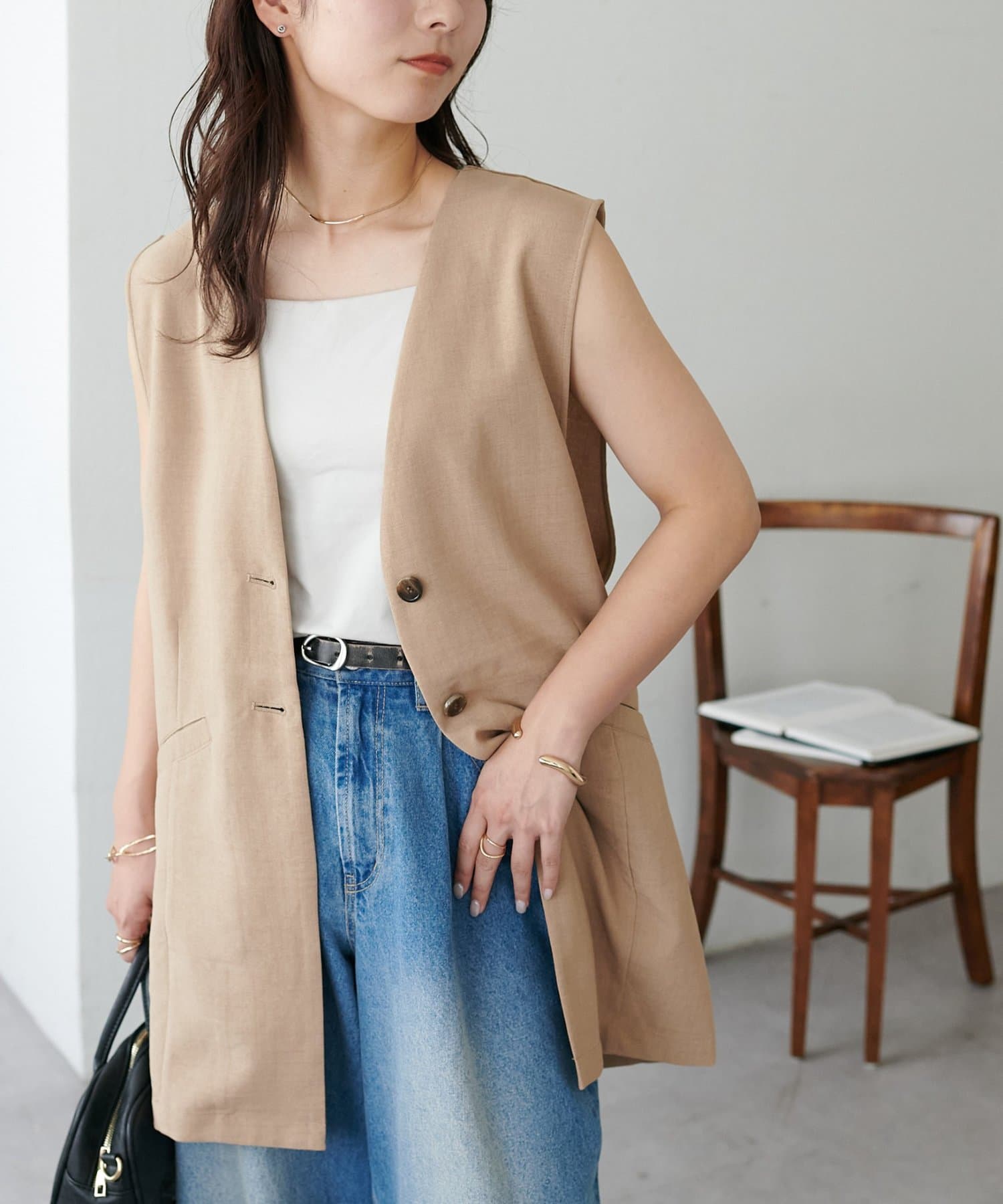 これからのシーズンに大活躍するノーカラージレ●デザイン肌離れの良い質感で、夏シーズンにぴったりなノーカラージレ♪ノーカラーに、ヒップが隠れる着丈で様々なボトムスとバランスの良い仕上がりに◎バックスタイ