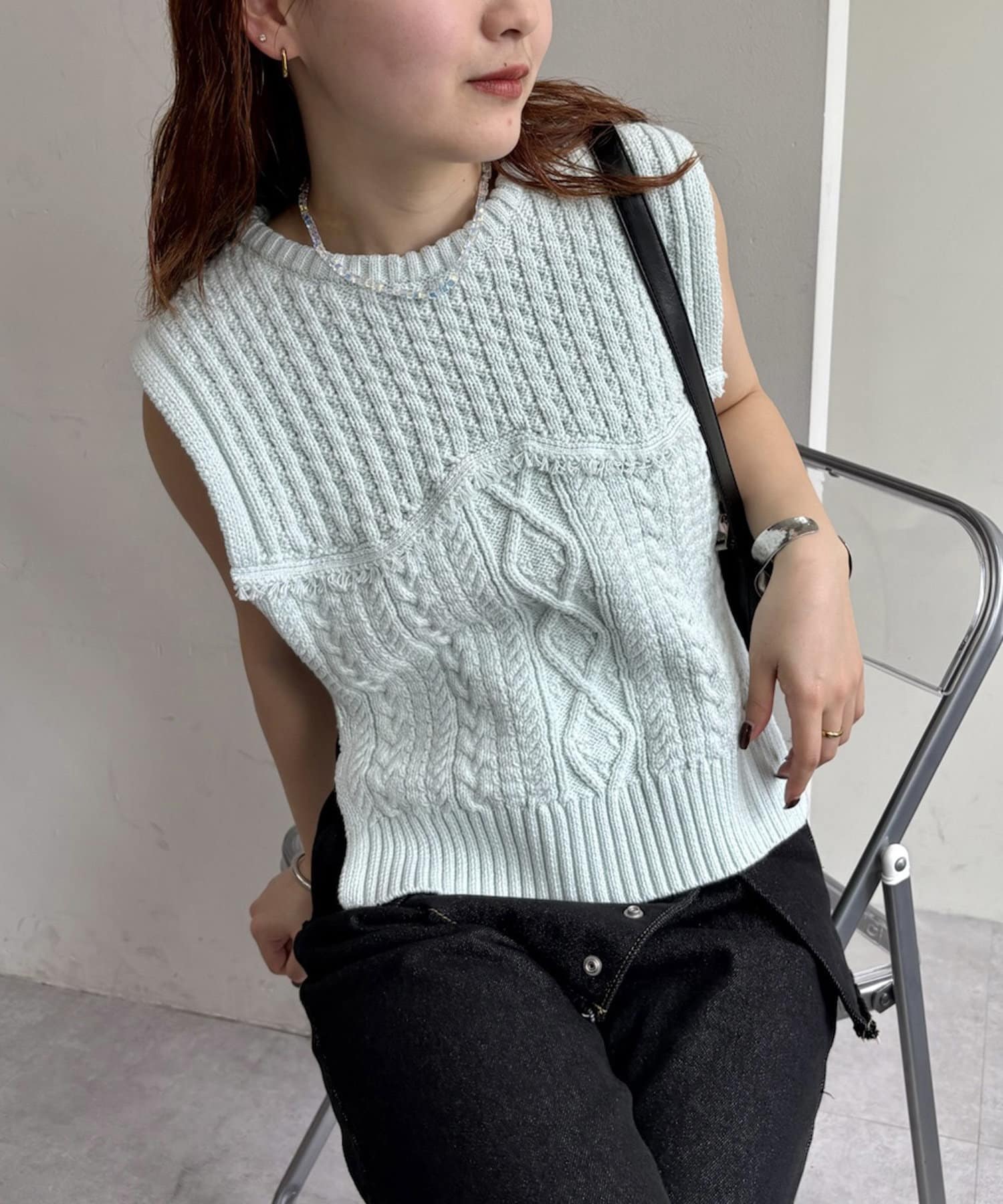 ケーブル編みが目を惹く◎お洒落見えするサマーニットが登場！●デザインざっくりとしたケーブル編みが魅力的なノースリーブニットベスト。首元はクルーネックで、程よくカジュアルな印象に。胸元には、繊細なフリン