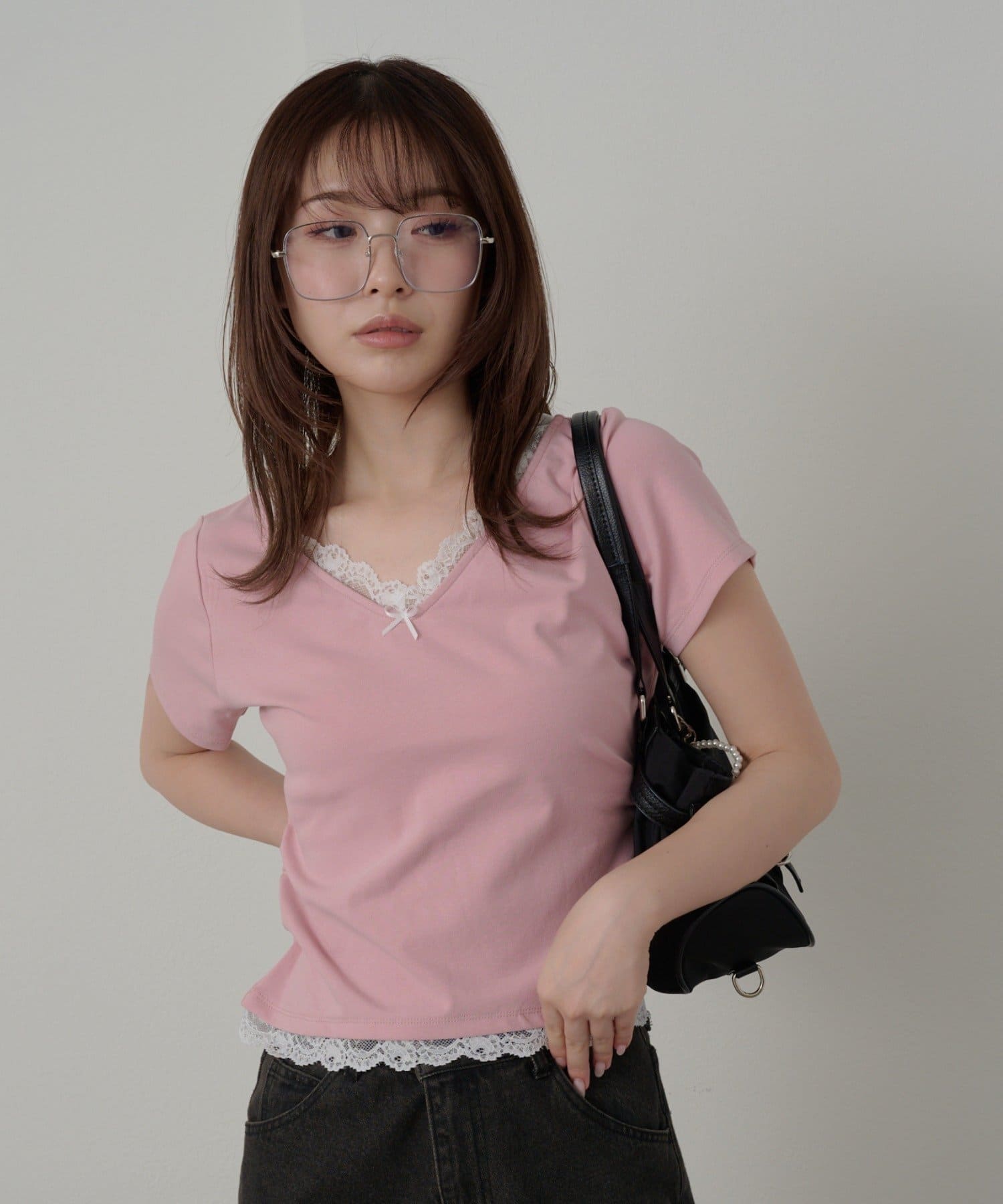 胸元のレースが女性らしさを演出。ー 商品コメント ー・胸元と裾のレースがポイントのコンパクトT。・ウエスト部分のギャザーがスタイルアップ効果を演出します。ー スタイリングポイント ー・程よくコンパクト