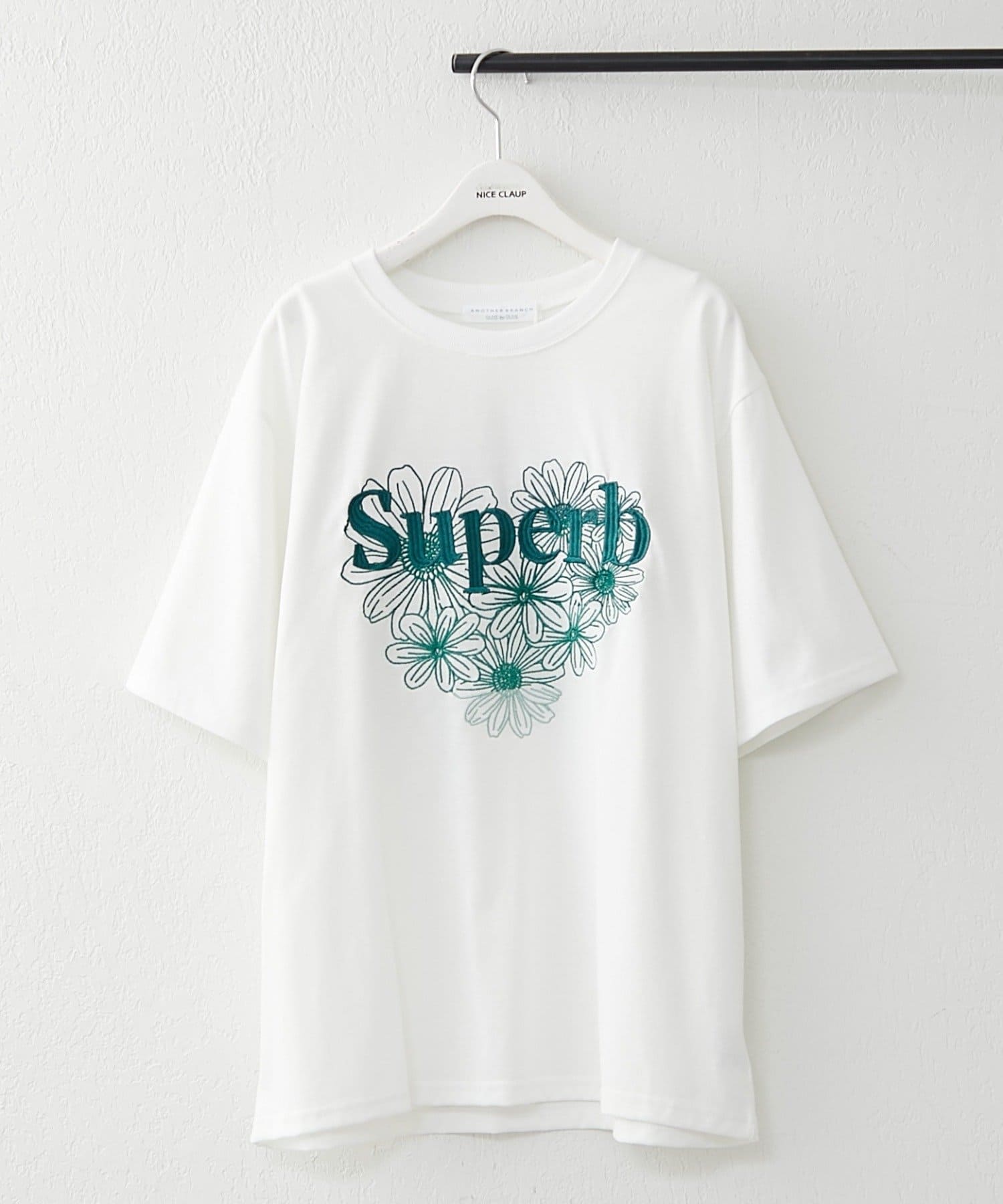 ■デザイン・人気の花×ロゴデザインが可愛いビッグTシャツ・グラデーション刺繍が目を惹く一枚・大きいサイズ感なので体型カバーもできちゃう優秀アイテム■スタイリング・今季はフレアパンツ合わせでレディライク