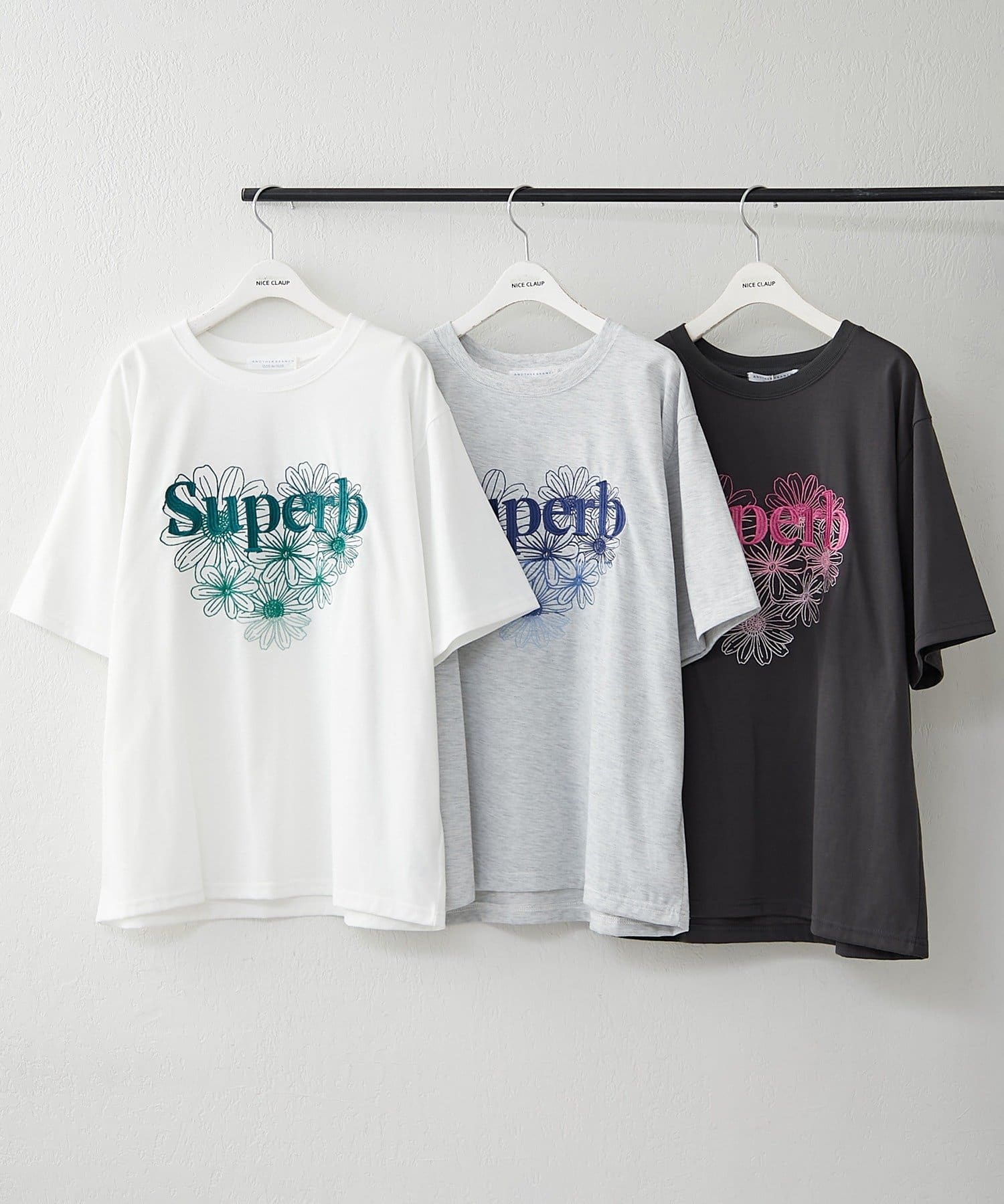 ■デザイン・人気の花×ロゴデザインが可愛いビッグTシャツ・グラデーション刺繍が目を惹く一枚・大きいサイズ感なので体型カバーもできちゃう優秀アイテム■スタイリング・今季はフレアパンツ合わせでレディライク