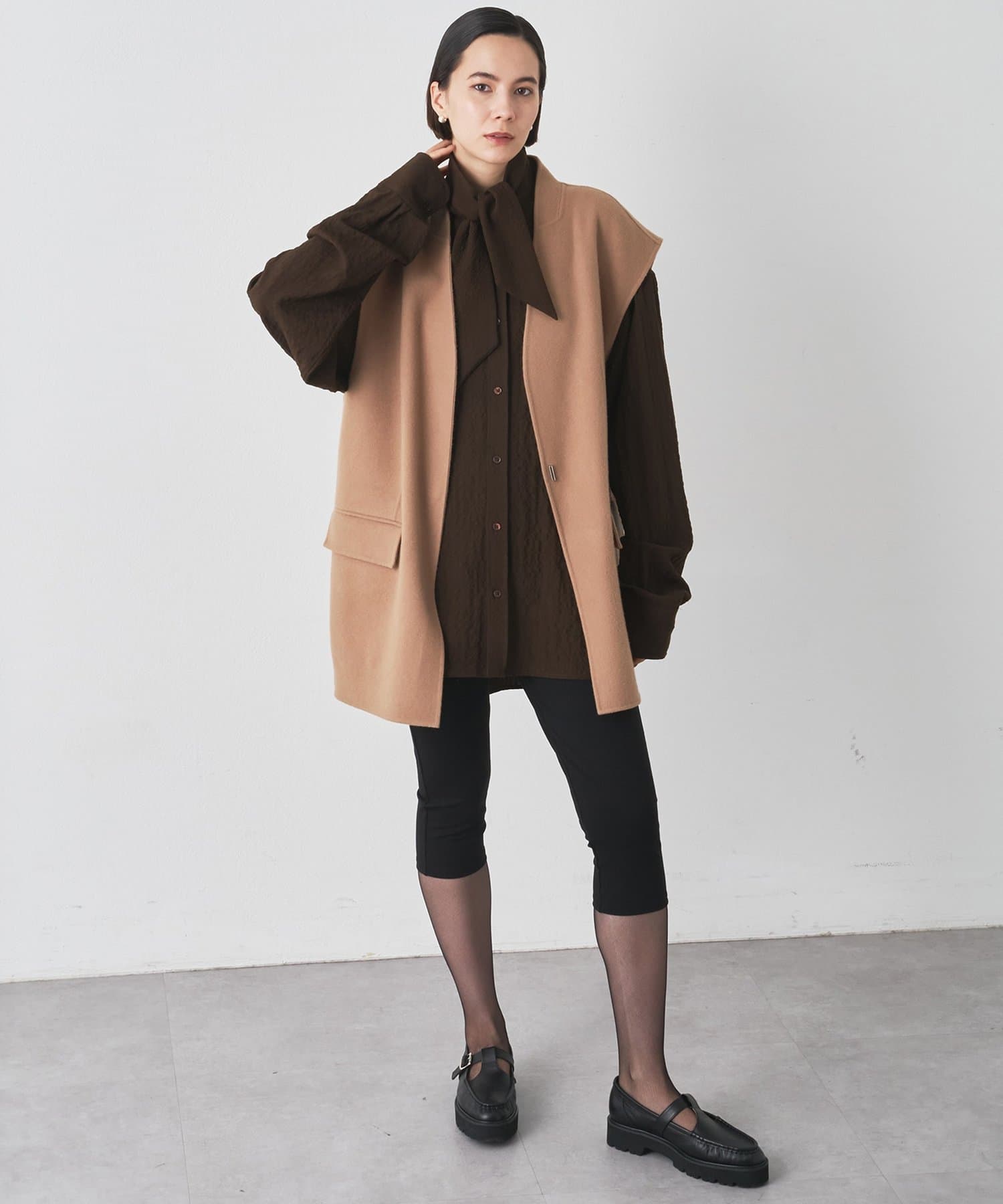 【2025AW】軽やかな着心地で長く使える、リバー仕立てのジレ■上質感のあるスーパー140のウール素材で仕立てたリバーベスト。■軽やかな着心地ですっきりとした合わせやすい仕上がり。■さらりと羽織れ、仕