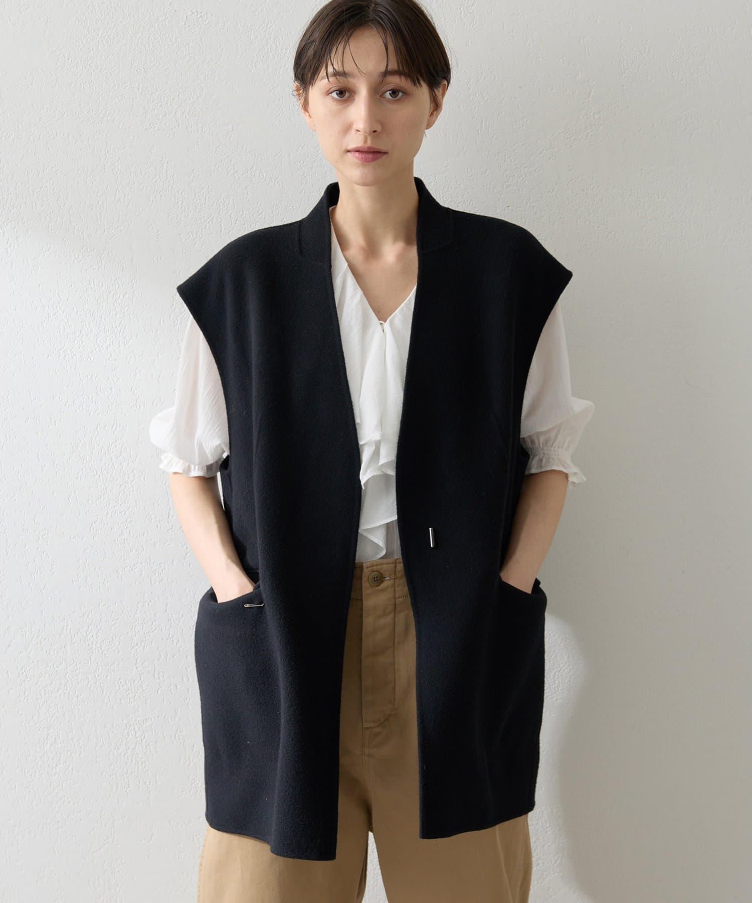 【2025AW】軽やかな着心地で長く使える、リバー仕立てのジレ■上質感のあるスーパー140のウール素材で仕立てたリバーベスト。■軽やかな着心地ですっきりとした合わせやすい仕上がり。■さらりと羽織れ、仕