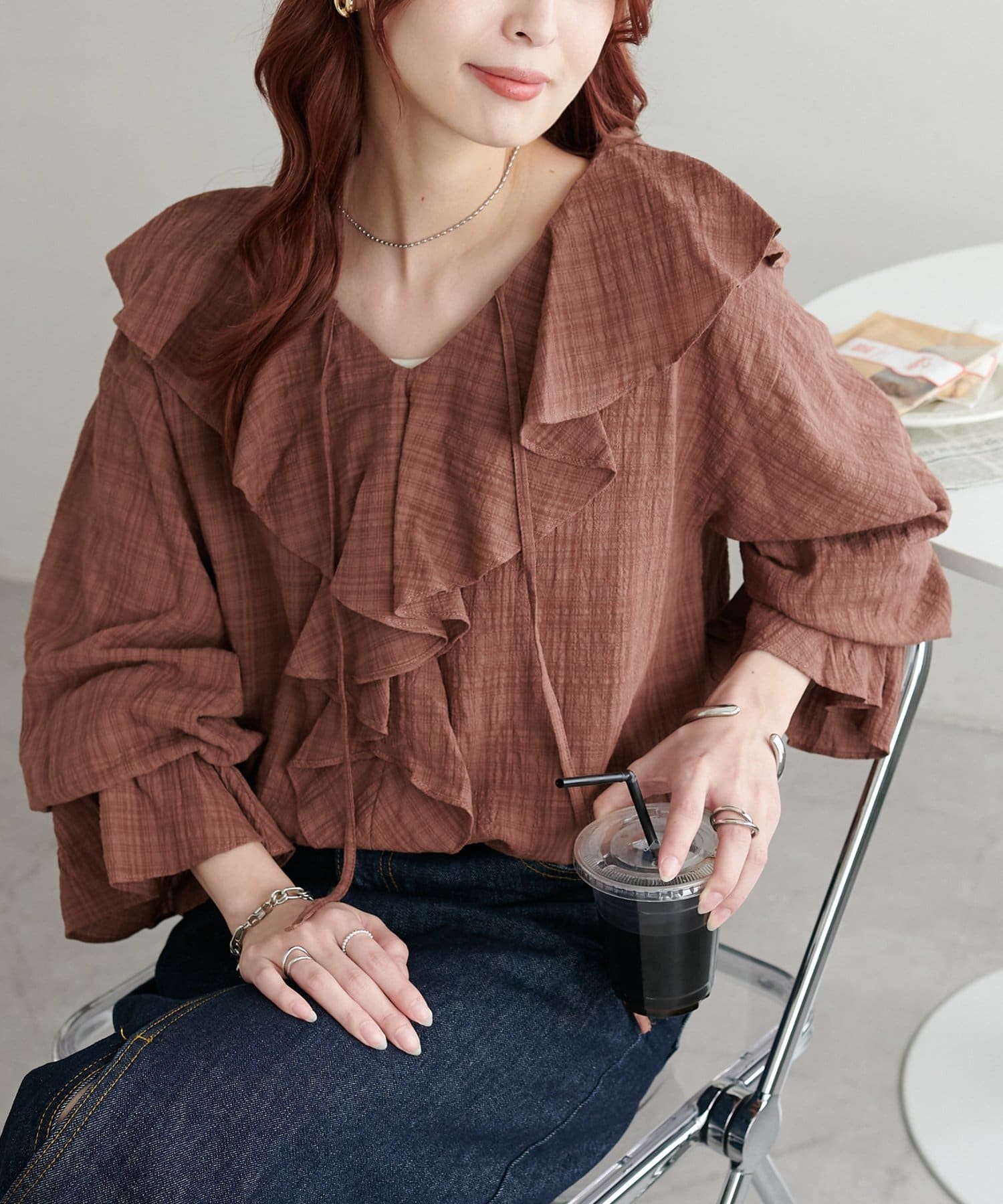 チェック柄に、大ぶりのフリルを贅沢にあしらった華やかなブラウス●デザイン立体的に重なるフリルが、顔まわりを華やかに彩り、スタイリングの主役として存在感抜群！クラシカルな雰囲気を漂わせつつも、トレンド感
