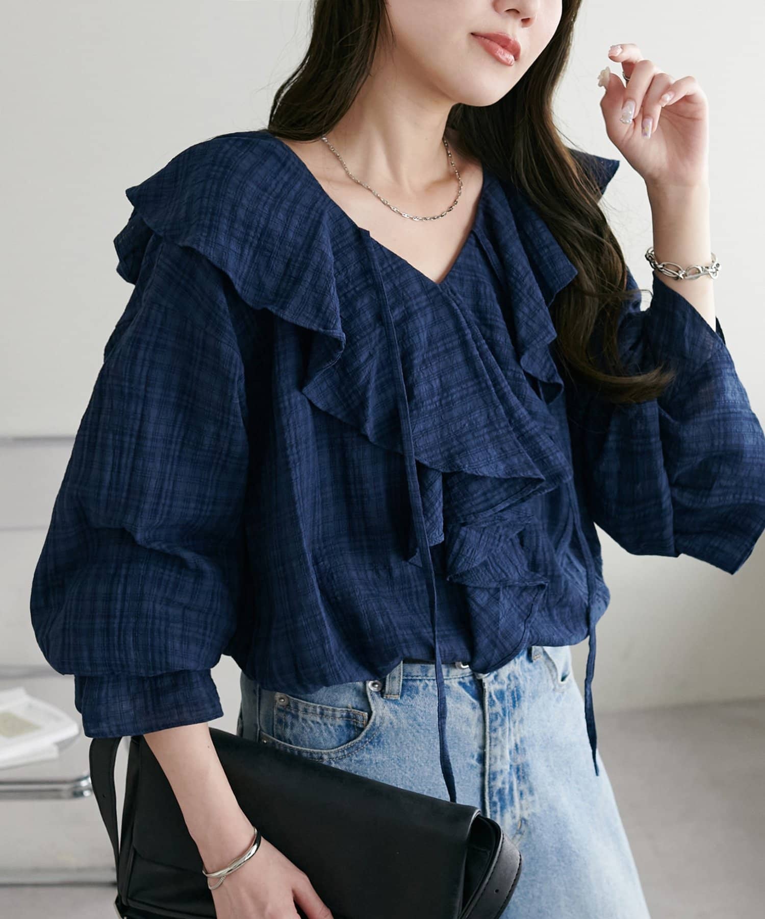 チェック柄に、大ぶりのフリルを贅沢にあしらった華やかなブラウス●デザイン立体的に重なるフリルが、顔まわりを華やかに彩り、スタイリングの主役として存在感抜群！クラシカルな雰囲気を漂わせつつも、トレンド感