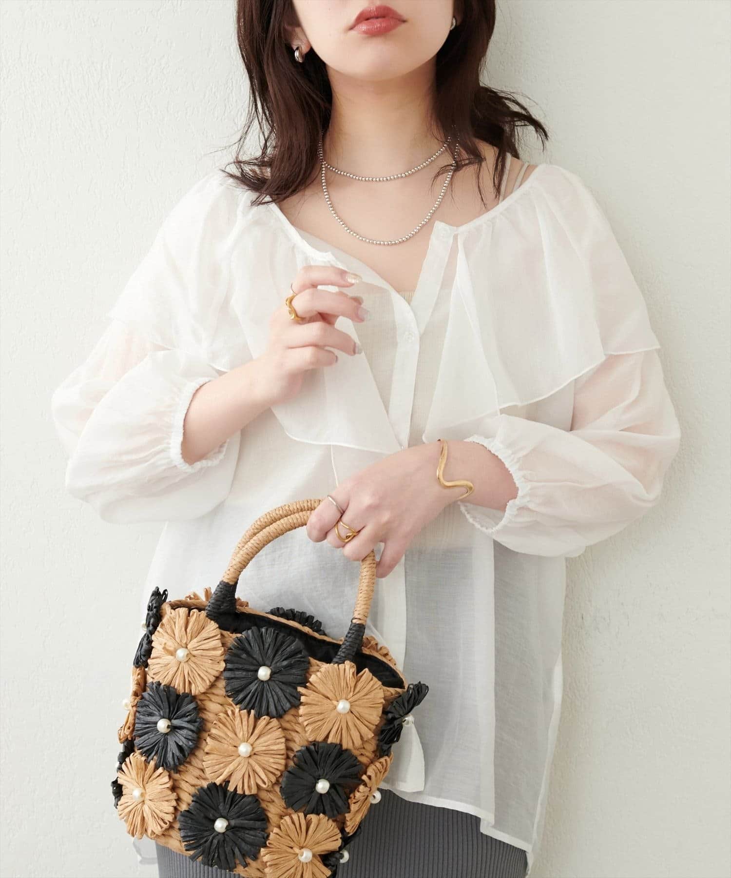 NICE CLAUP / OLIVE des OLIVE OUTLET(ナイスクラップ  / オリーブ デ オリーブ アウトレット) 【natural couture】Ｖ開きフリルシアーブラウス