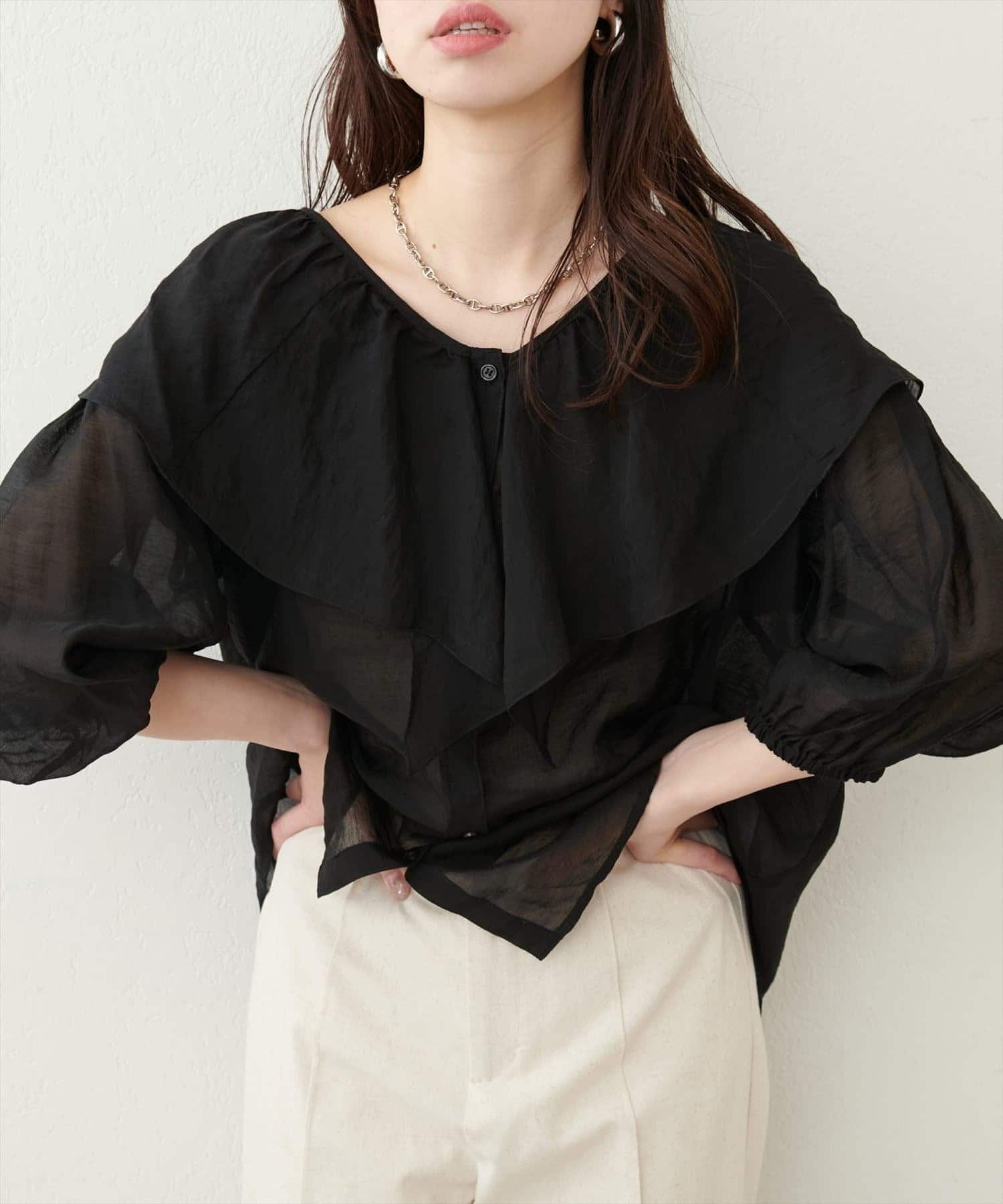 NICE CLAUP / OLIVE des OLIVE OUTLET(ナイスクラップ  / オリーブ デ オリーブ アウトレット) 【natural couture】Ｖ開きフリルシアーブラウス