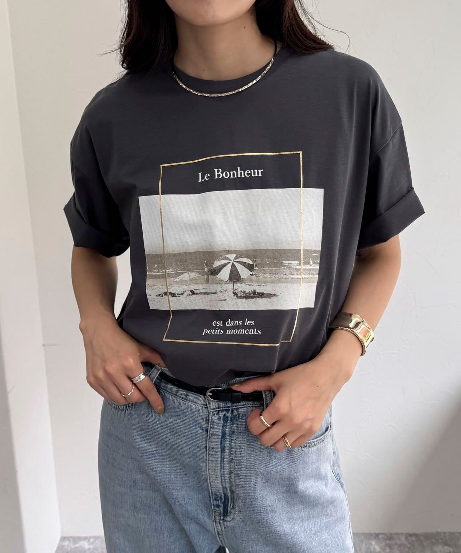 ◇fredy emue◇【2025 SS】1枚でサマになるシルケットPHOTO T●point・モノトーンのPHOTOにゴールドのラインが入った大人っぽい雰囲気で着れるPHOTOTシャツです・カジュア