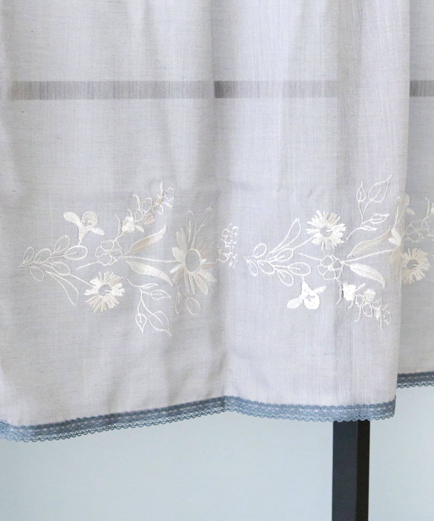 salut!(サリュ) 《WEB先行販売》刺繍ロングカフェカーテン：75×100cm