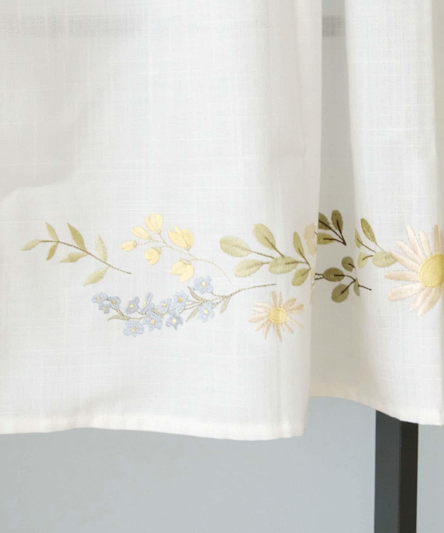 salut!(サリュ) 《WEB先行販売》お花の刺繍ロングカフェカーテン：75×100cm