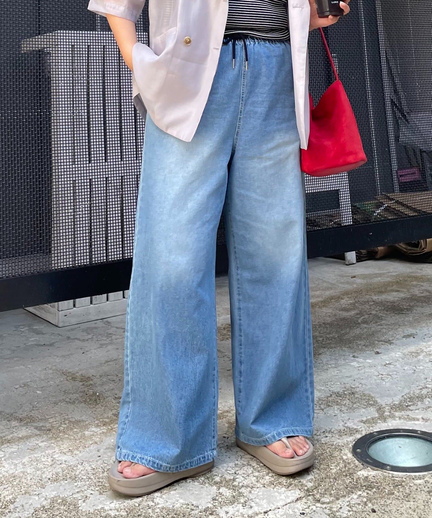 【2025AW continuer de NICE CLAUP】■ デザイン・ウエスト総ゴムでらくちんなデニムパンツ！・足のラインを拾わない幅広のワイドシルエットが魅力◎・ヴィンテージライクな加工を施