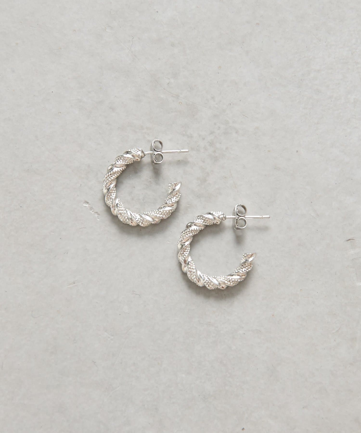 Jena　espace merveilleux(ジェナ　エスパスメルヴェイユ) ネジレフープピアス