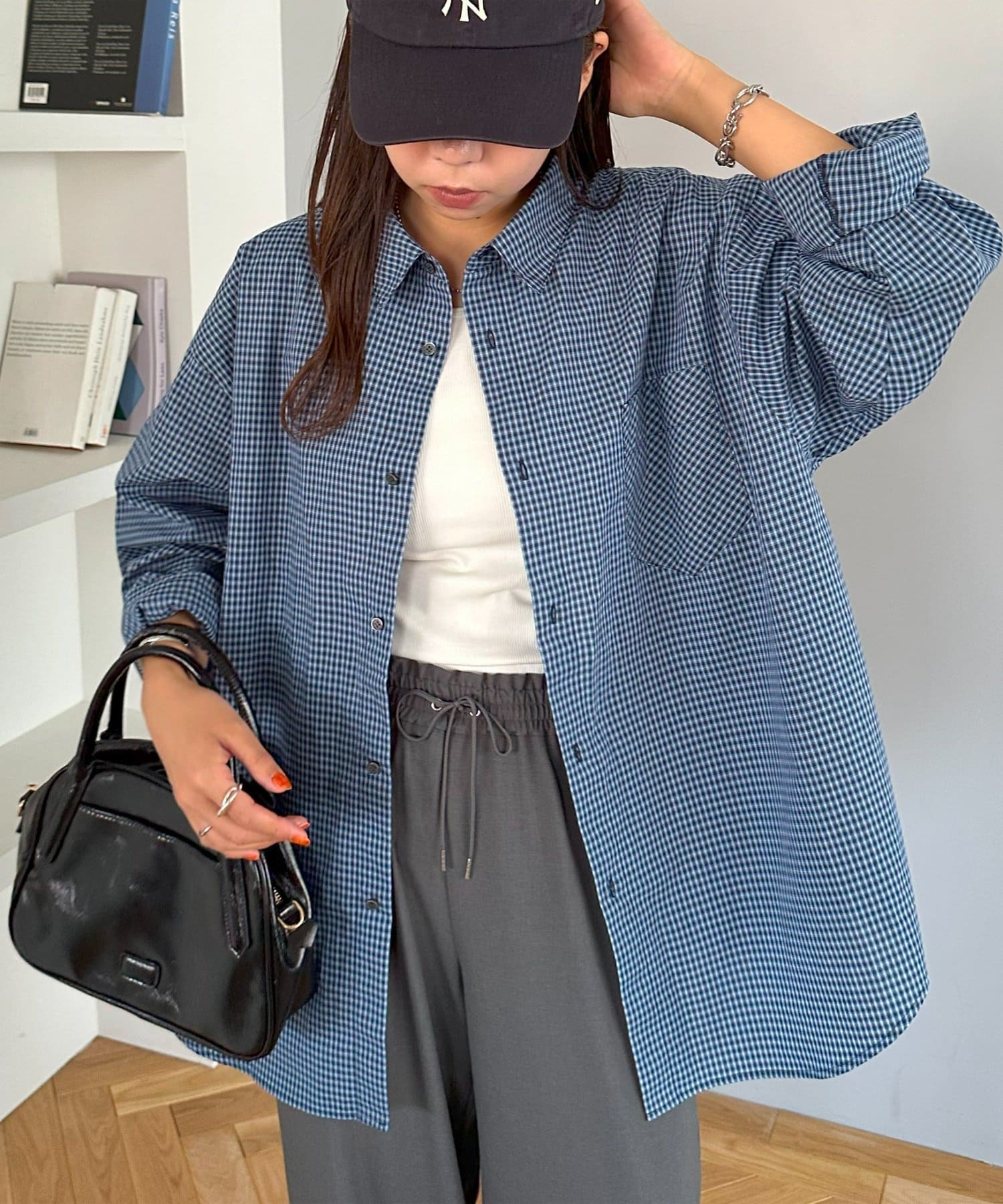 ラフさときちんと感を兼ね備えたチェックシャツ●デザイン細かなグラフチェック柄が大人カジュアルな雰囲気を演出。肩のラインを落としたドロップショルダーがこなれ感をプラスします。胸ポケットのアクセントもさり