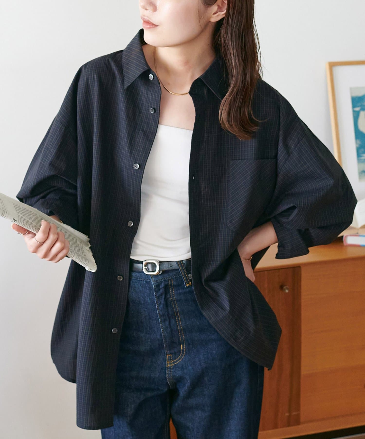 ラフさときちんと感を兼ね備えたチェックシャツ●デザイン細かなグラフチェック柄が大人カジュアルな雰囲気を演出。肩のラインを落としたドロップショルダーがこなれ感をプラスします。胸ポケットのアクセントもさり
