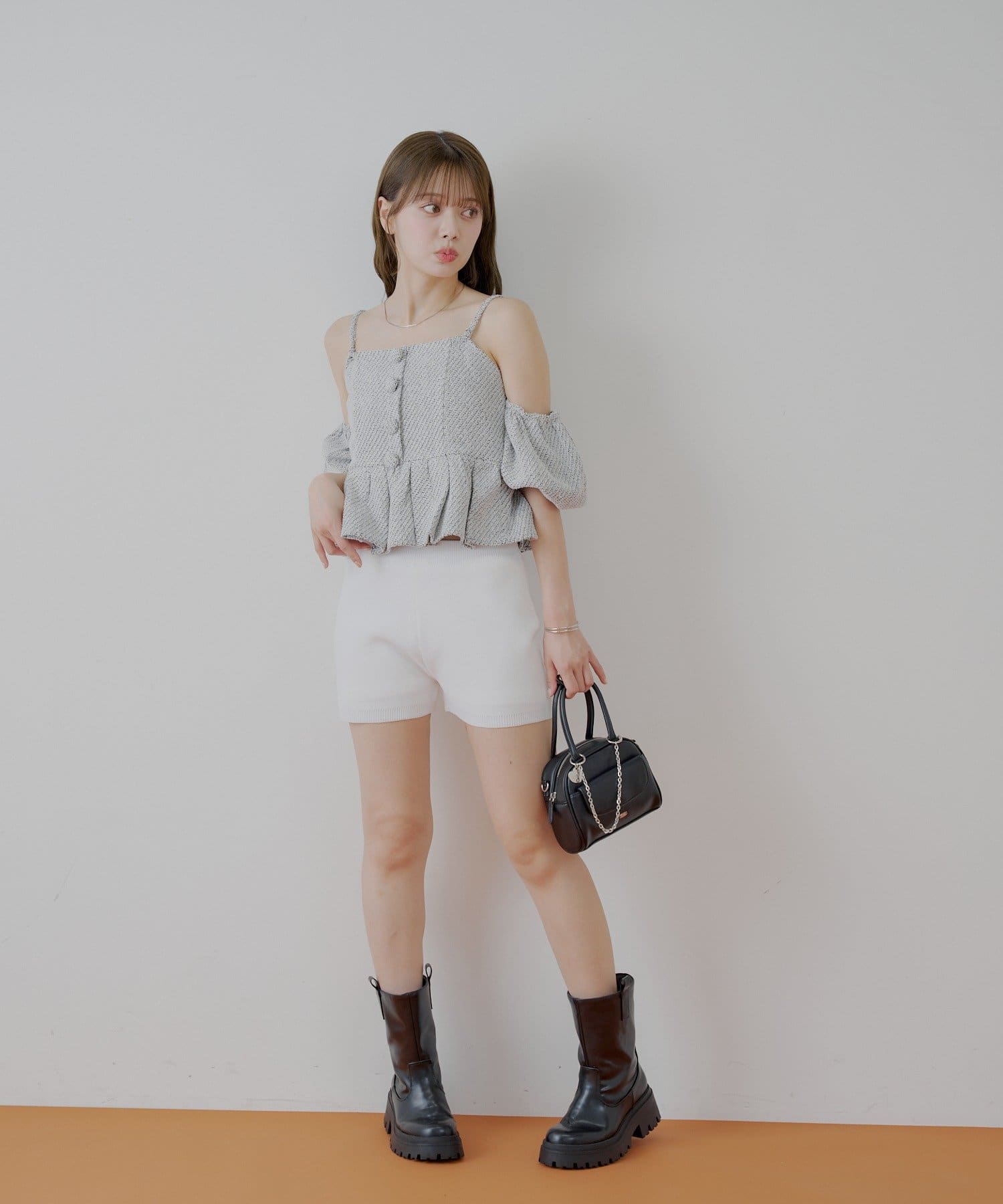 セットアップ対応】ボタン付きニットショートパンツ | Chico