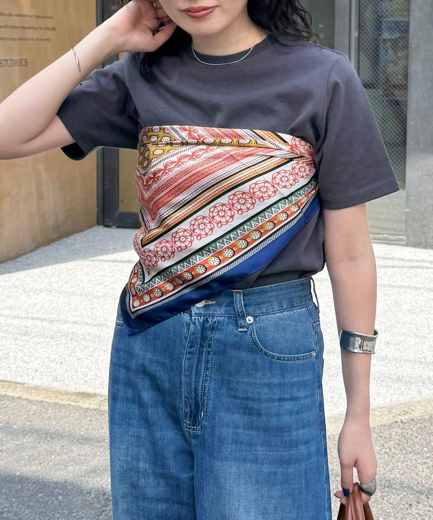 ◇fredy emue◇【2025 SS】アクセント使いにぴったりなスカーフ●point・鮮やかな色使いと模様が魅力のオリエンタルプリントスカーフ・スクエア型のシルエットは使いやすく、首元はもちろん、
