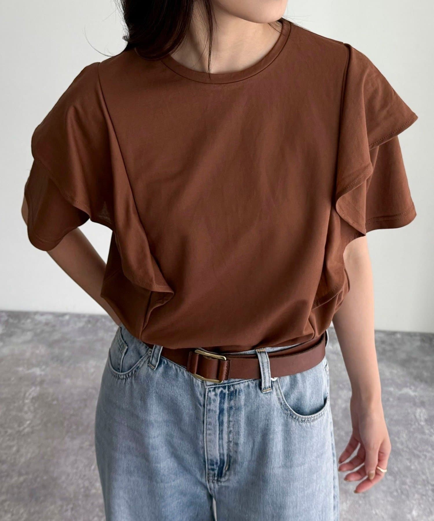 ◇fredy emue◇【2025 SS】夏に重宝するラッフルショルダー半袖T●point・布帛のようなカットソー素材を使用した、ラッフルショルダーデザインの半袖プルオーバーです・肩まわりにふんわりと