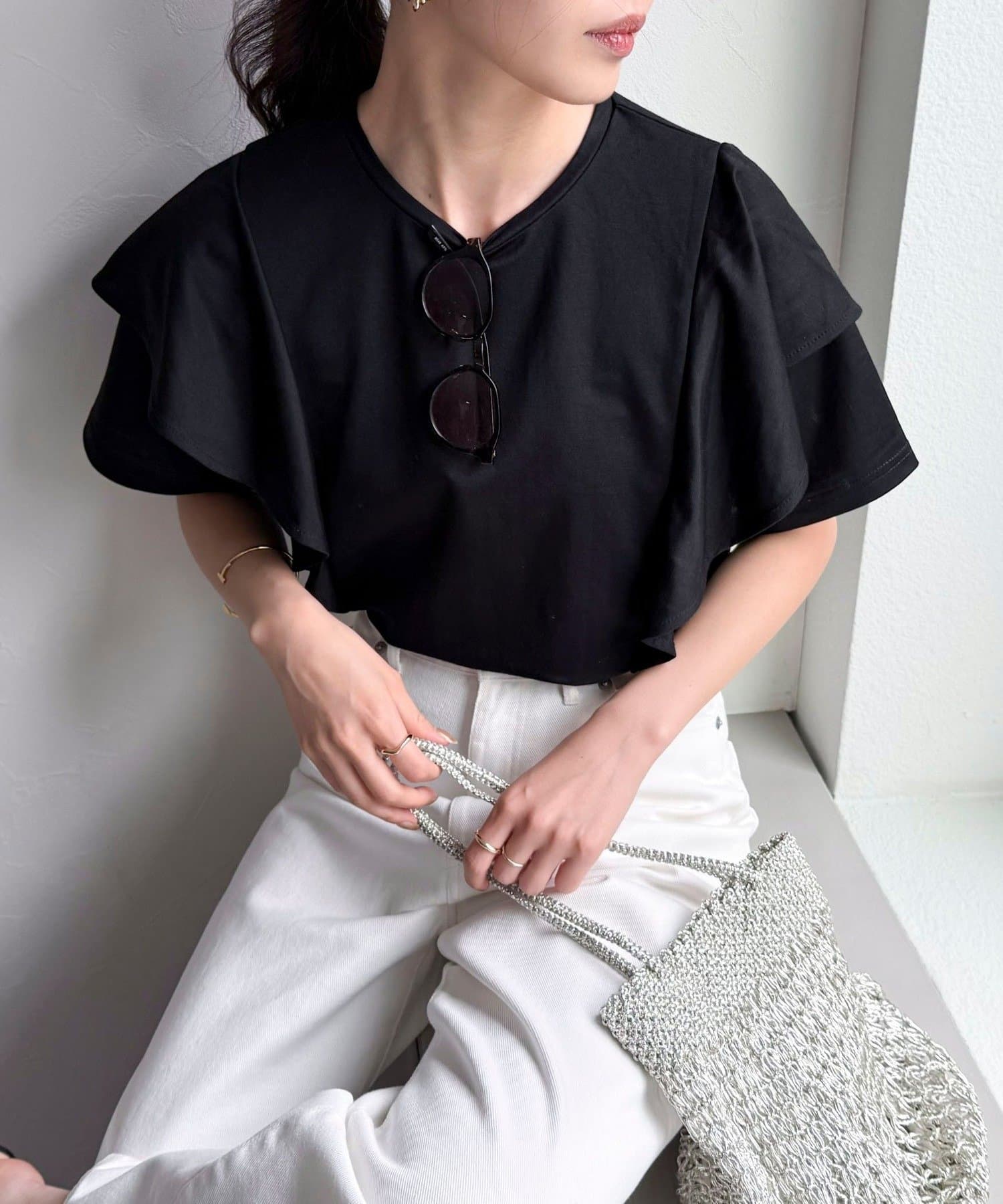 ◇fredy emue◇【2025 SS】夏に重宝するラッフルショルダー半袖T●point・布帛のようなカットソー素材を使用した、ラッフルショルダーデザインの半袖プルオーバーです・肩まわりにふんわりと