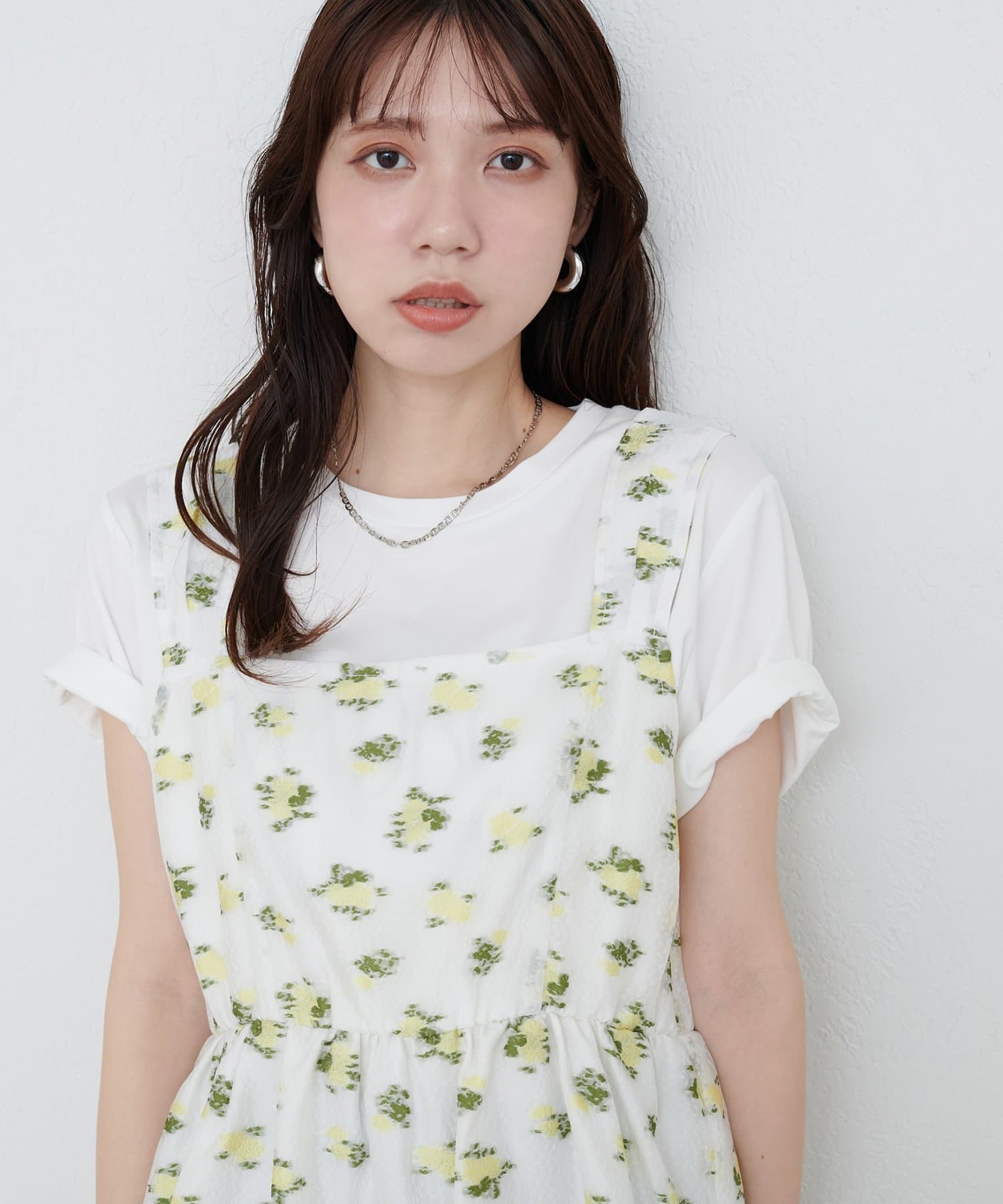 【2025SS natural couture】ジャガードキャミトップス■Design繊細な小花柄が散りばめられたキャミチュニック。エアリーで軽やかな素材感とスクエアネックがデコルテを美しく見せ、さり