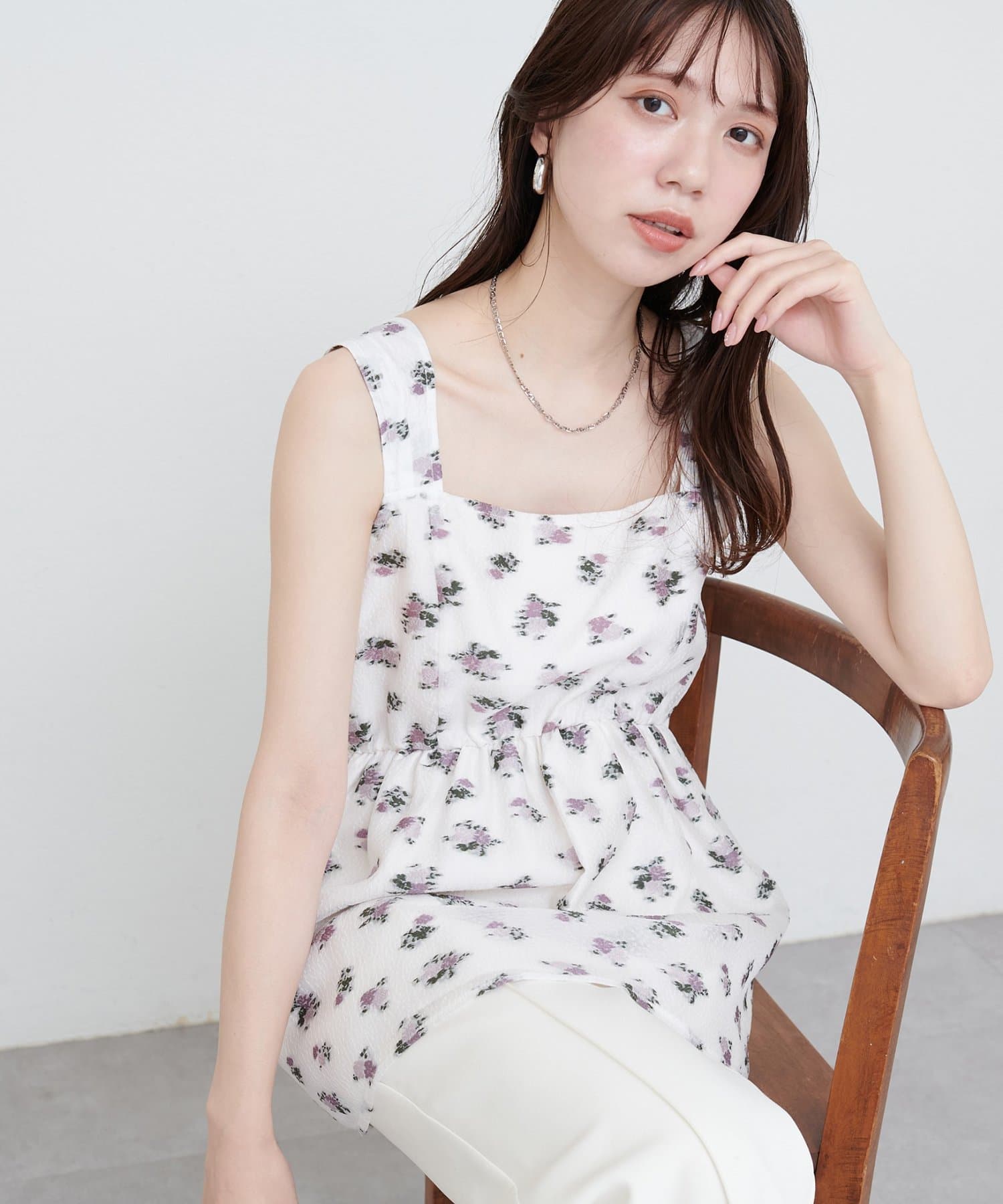【2025SS natural couture】ジャガードキャミトップス■Design繊細な小花柄が散りばめられたキャミチュニック。エアリーで軽やかな素材感とスクエアネックがデコルテを美しく見せ、さり