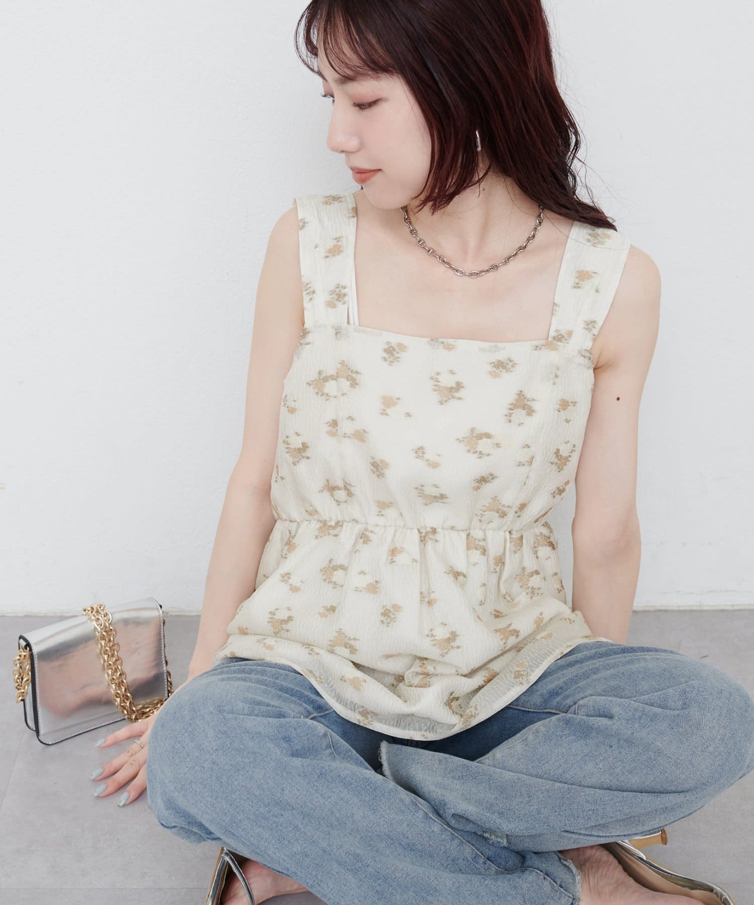 【2025SS natural couture】ジャガードキャミトップス■Design繊細な小花柄が散りばめられたキャミチュニック。エアリーで軽やかな素材感とスクエアネックがデコルテを美しく見せ、さり