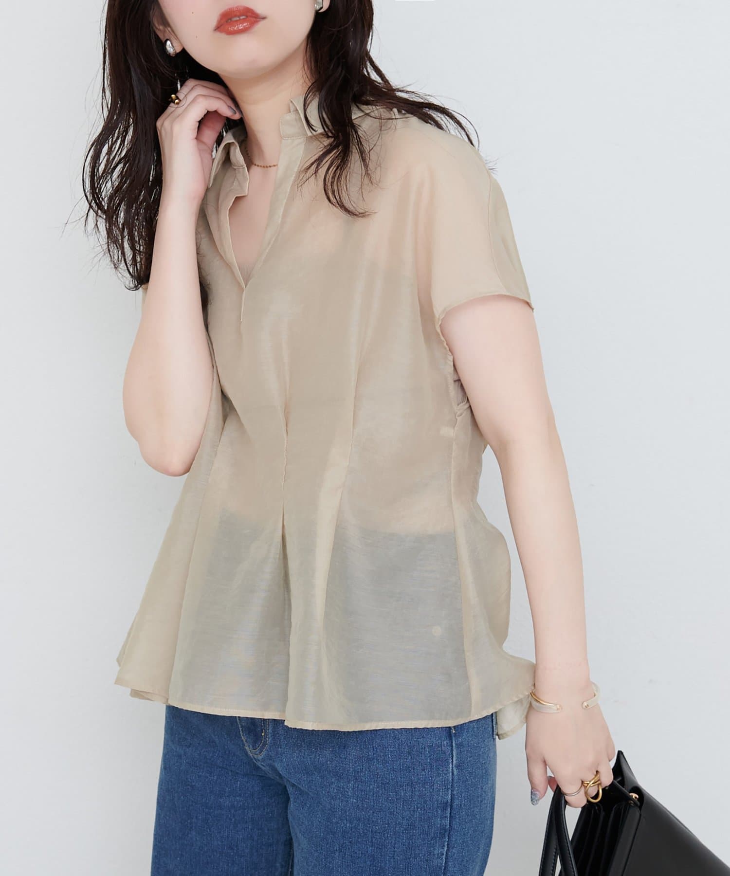 【2025SS natural couture】ワッシャーオーガンジースキッパーブラウス■Design軽やかな着心地と、奥行きある表情が魅力のブラウスが登場。抜け感を演出するスキッパーネックは首元をす