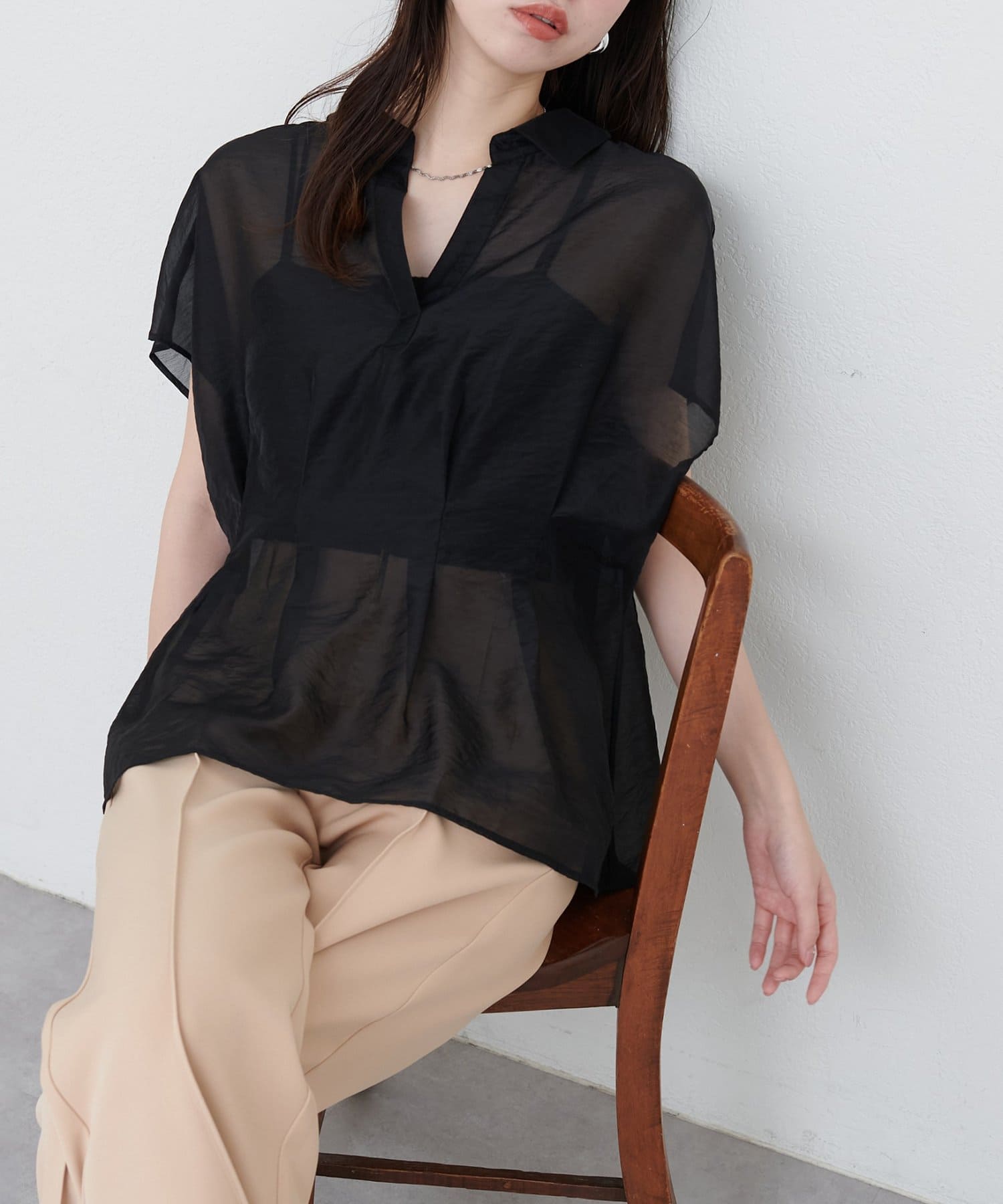 【2025SS natural couture】ワッシャーオーガンジースキッパーブラウス■Design軽やかな着心地と、奥行きある表情が魅力のブラウスが登場。抜け感を演出するスキッパーネックは首元をす