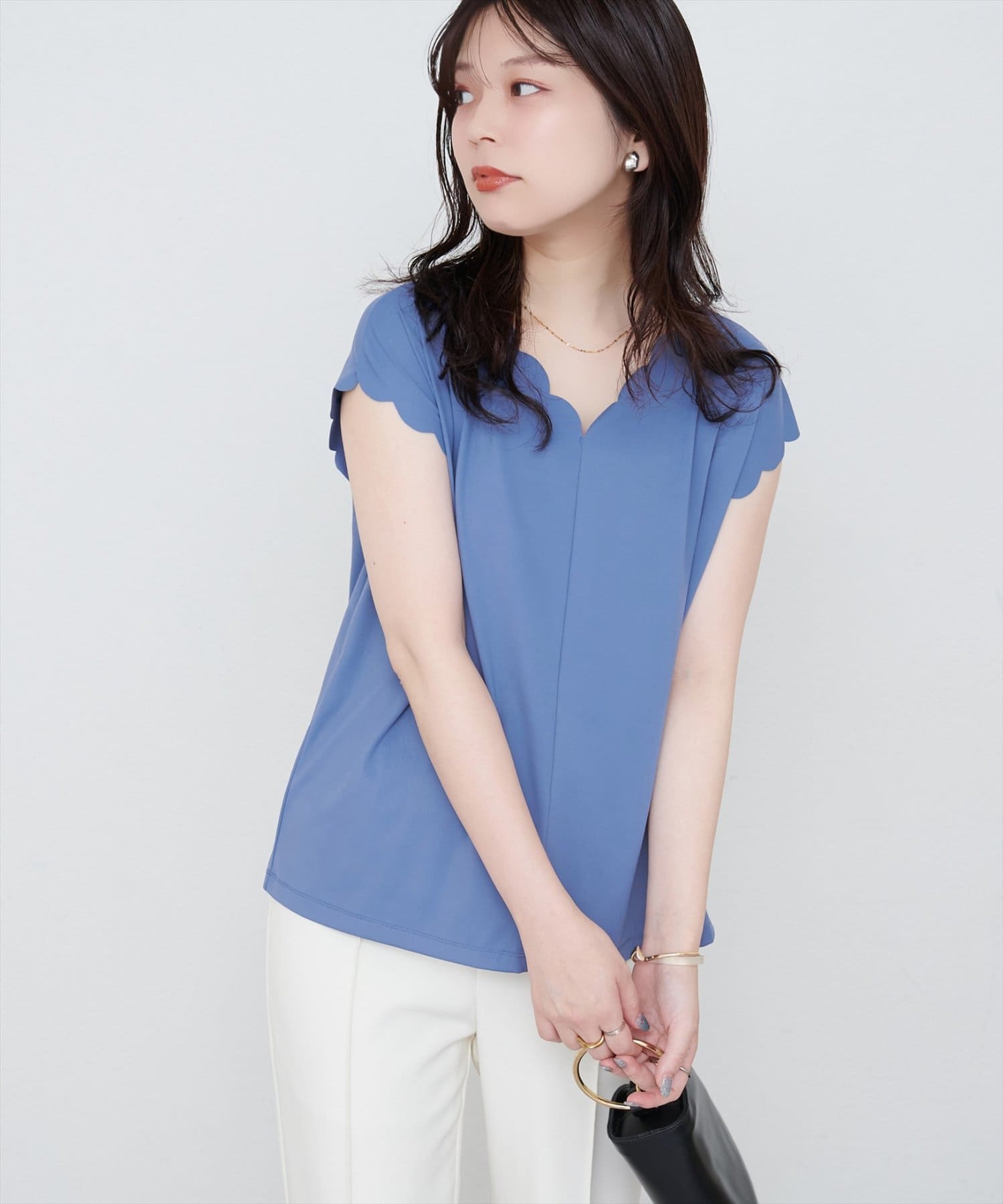 【2025AW natural couture】前後2WAYスカラップノースリカットソーブラウスWEB限定カラー：グレイッシュベージュ■Design目を惹くスカラップデザインが、着こなしに華やかさをプ