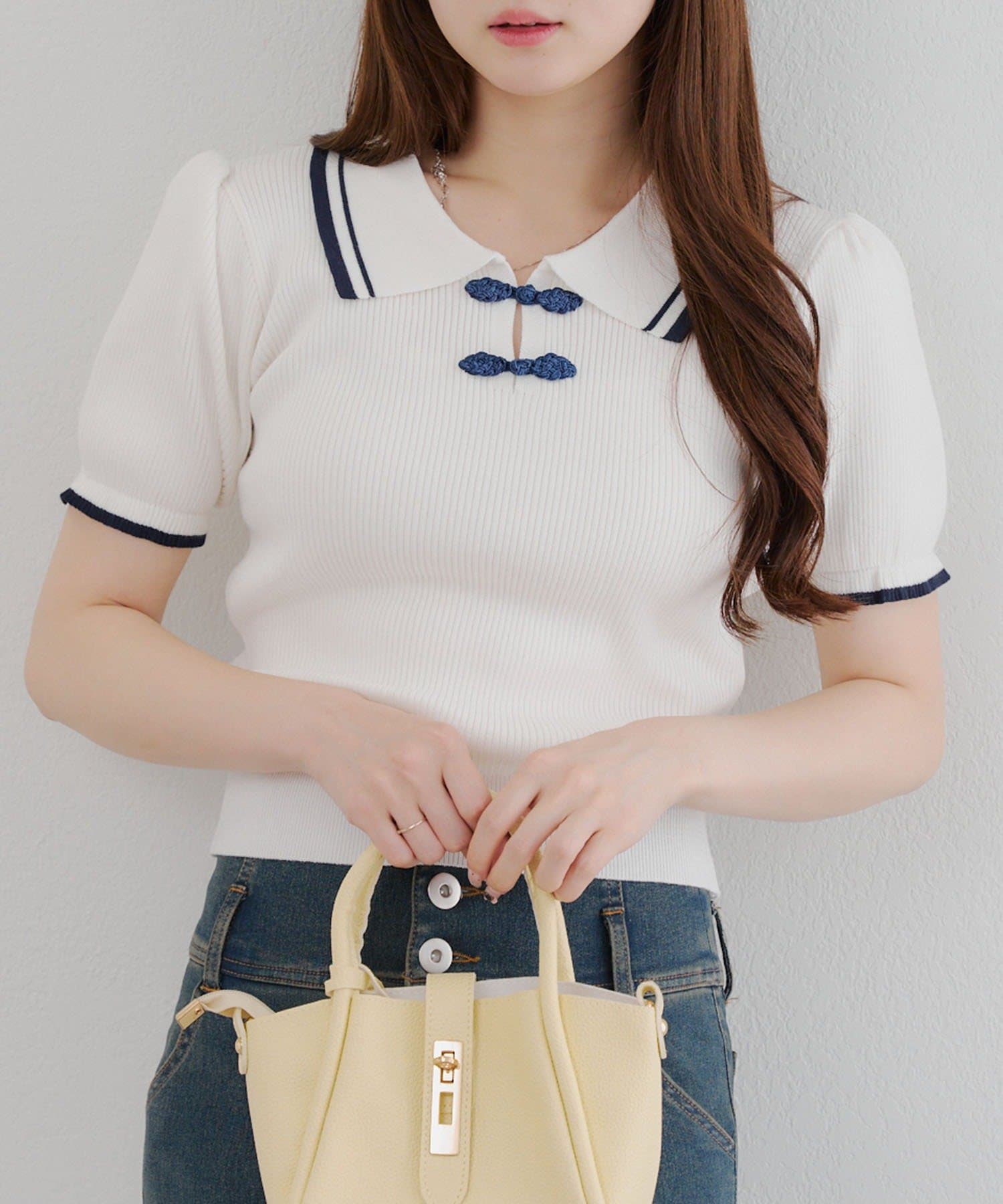 2025AW【ANOTHER BRANCH OLIVE des OLIVE】■Design・チャイナボタンデザインがちょっぴり個性的なポロニットトップス。・さりげない配色ラインがポイントに。・コンパク