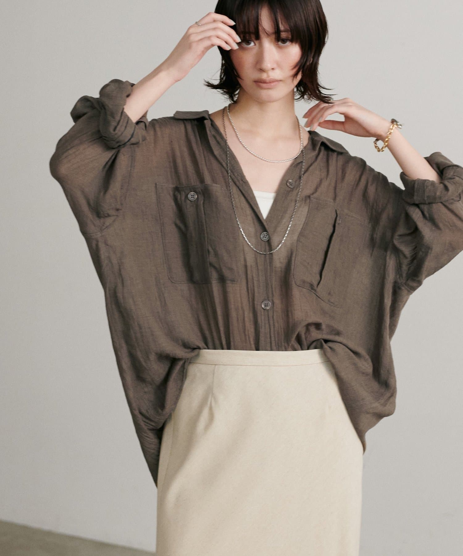 【2025AW LARUTA】［Web限定］シアーサファリポケット付きシャツ※3051040300と同型となります。※新色：ブラウン■Design　トレンドライクなシアー素材のオーバーサイズシャツ。大