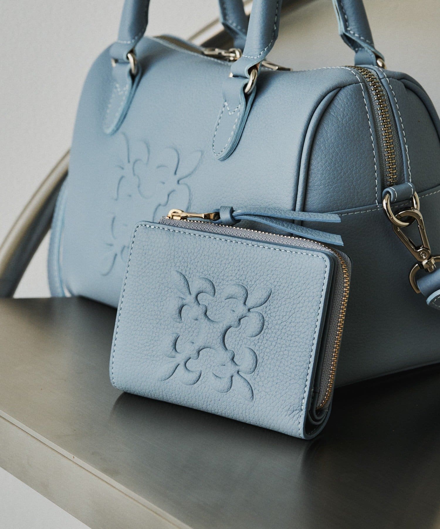 russet(ラシット) エンボスモノグラムハーフウォレット