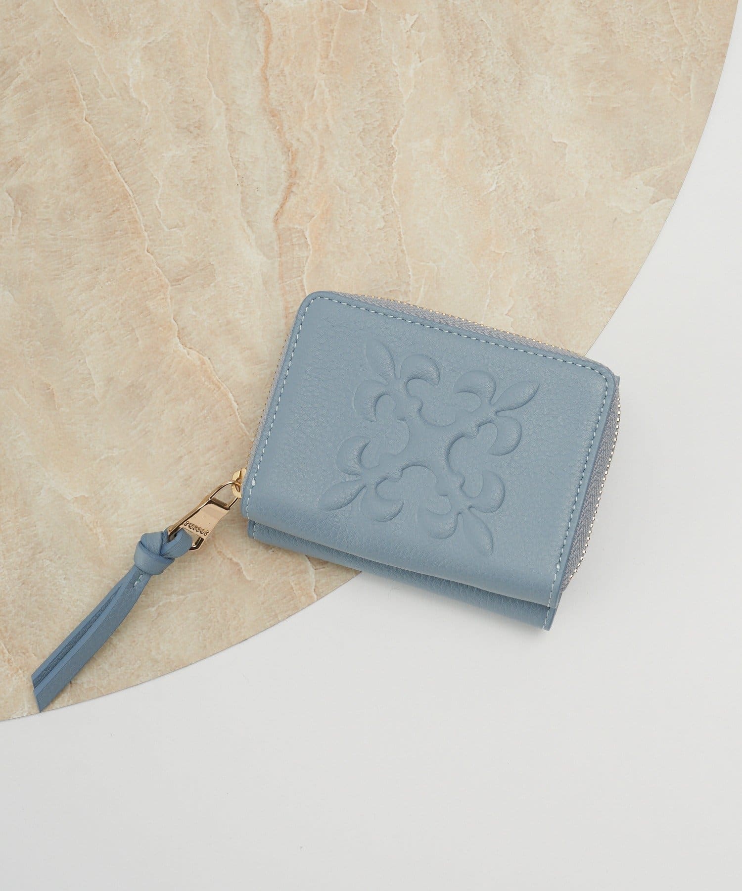 russet(ラシット) エンボスモノグラム三つ折りウォレット