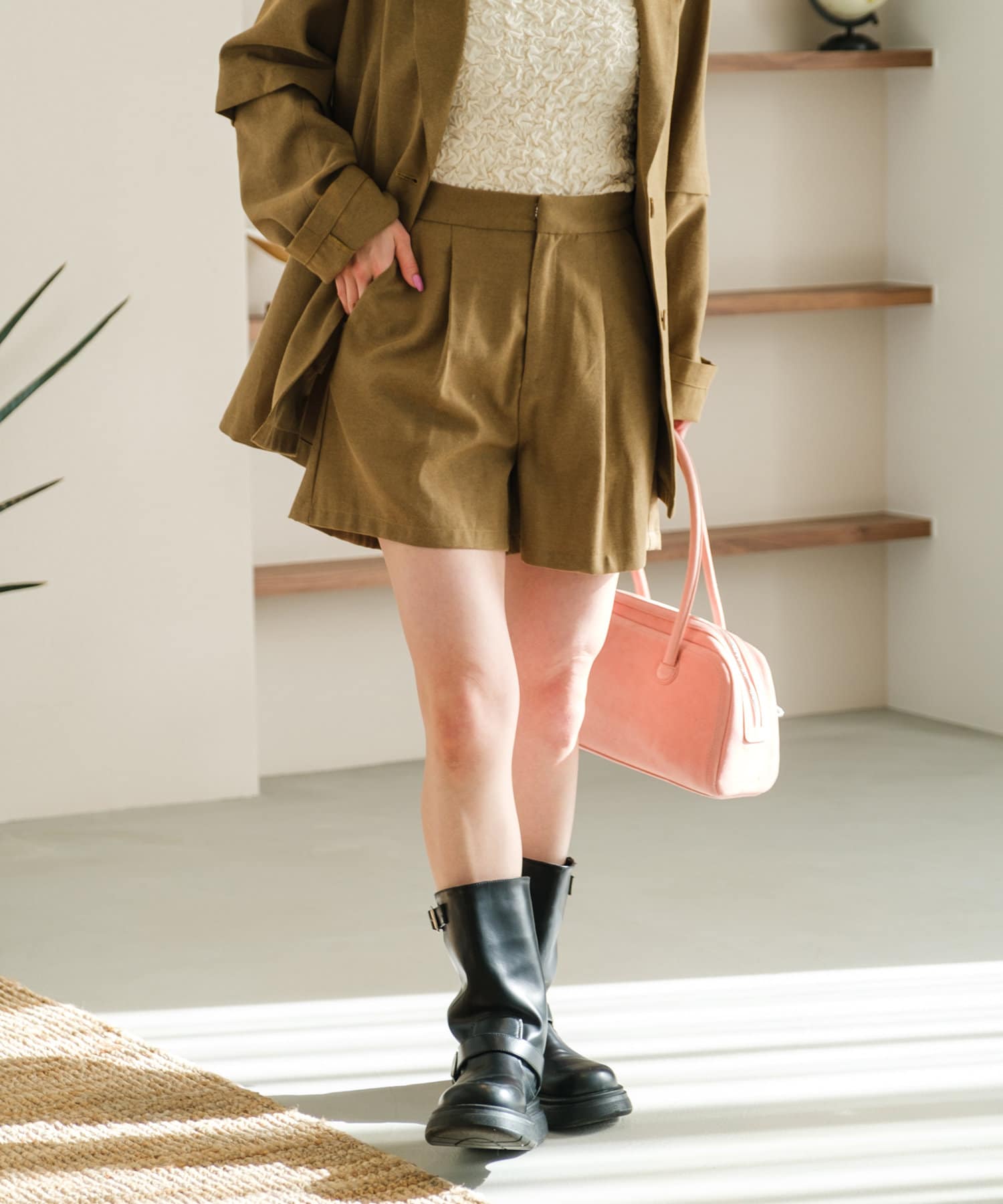 今年の春一枚持っておきたい万能ショートパンツ■デザインウエストにはタックが入っており、ハイウエストで脚長効果抜群です。シンプルでデイリーに幅広く使えるショートパンツになっています。■生地感柔らかくさら