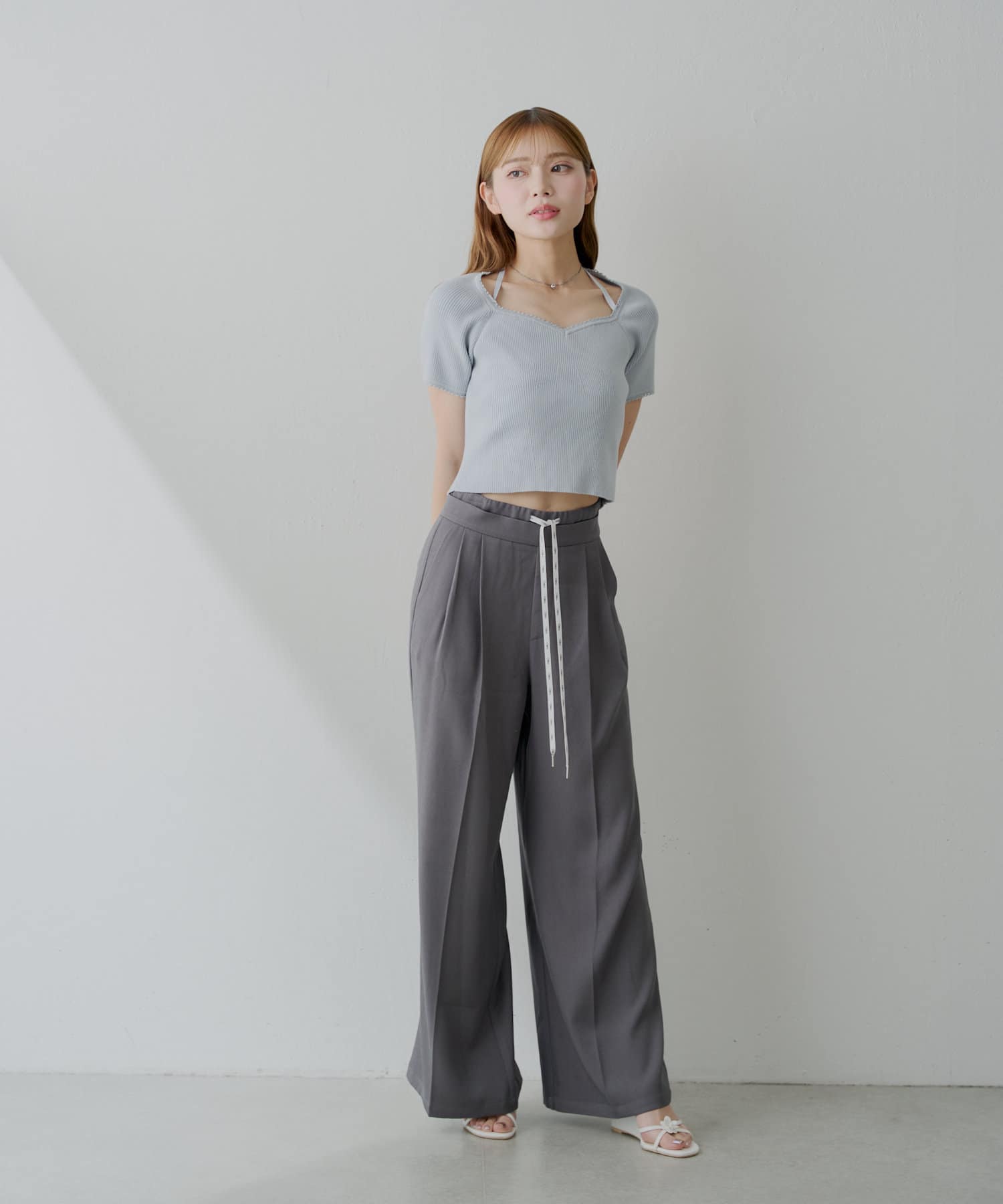 Chico】フラワーモチーフ付きウェッジヒールサンダル | OUTLET