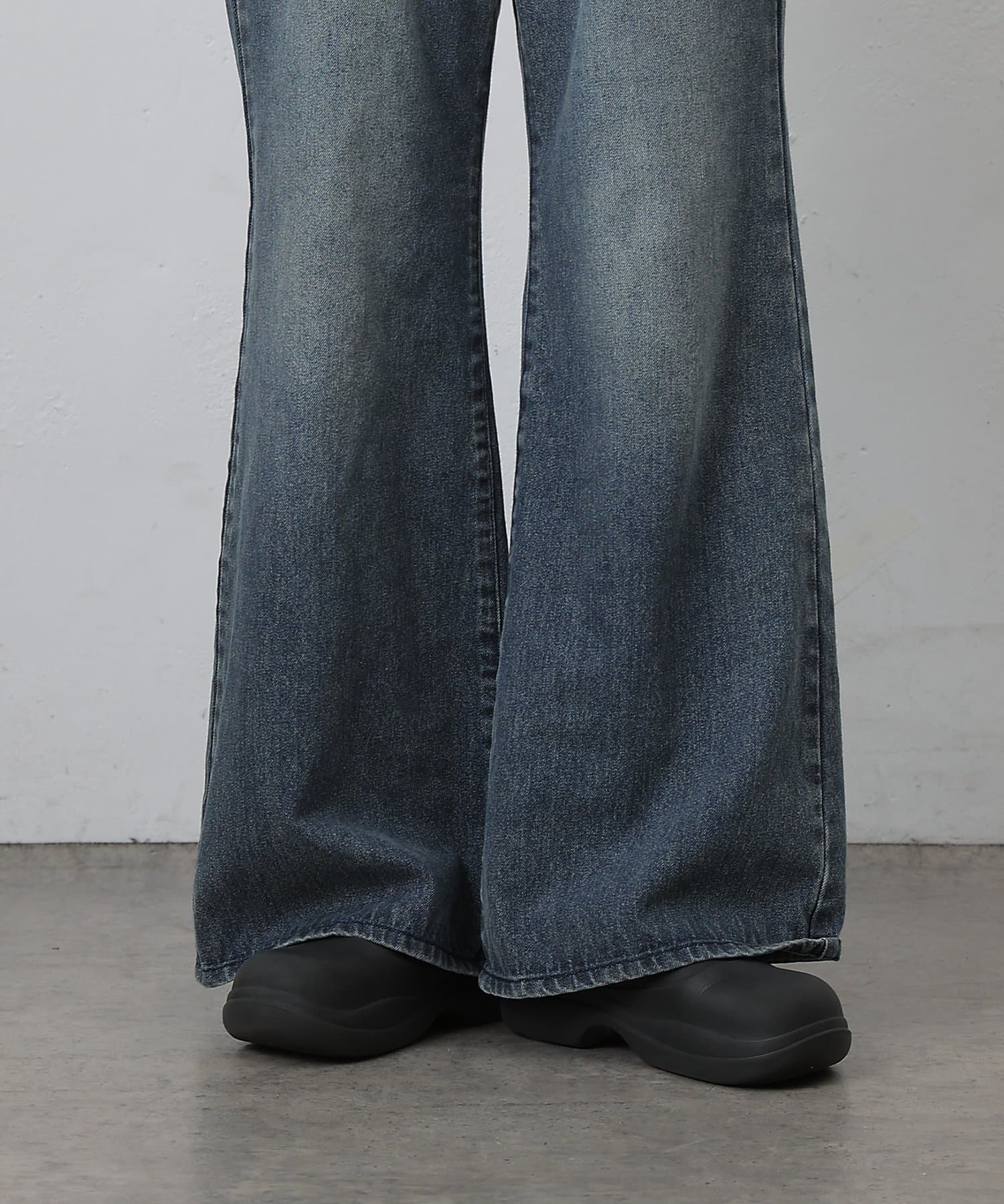 COLONY 2139(コロニー トゥーワンスリーナイン) 【PIKO企画 / ウエスト調整可能】ダブルボタンフレアデニムパンツ