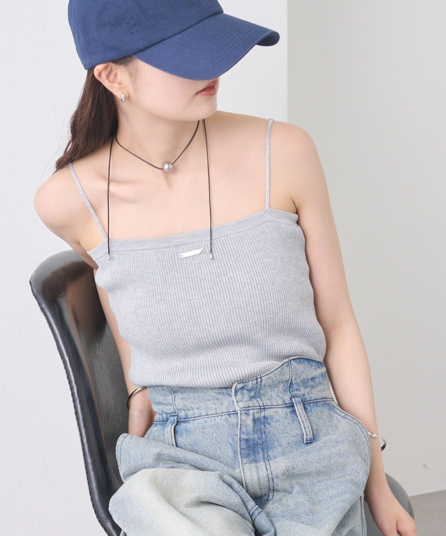 mysticのプレート付きニットキャミ